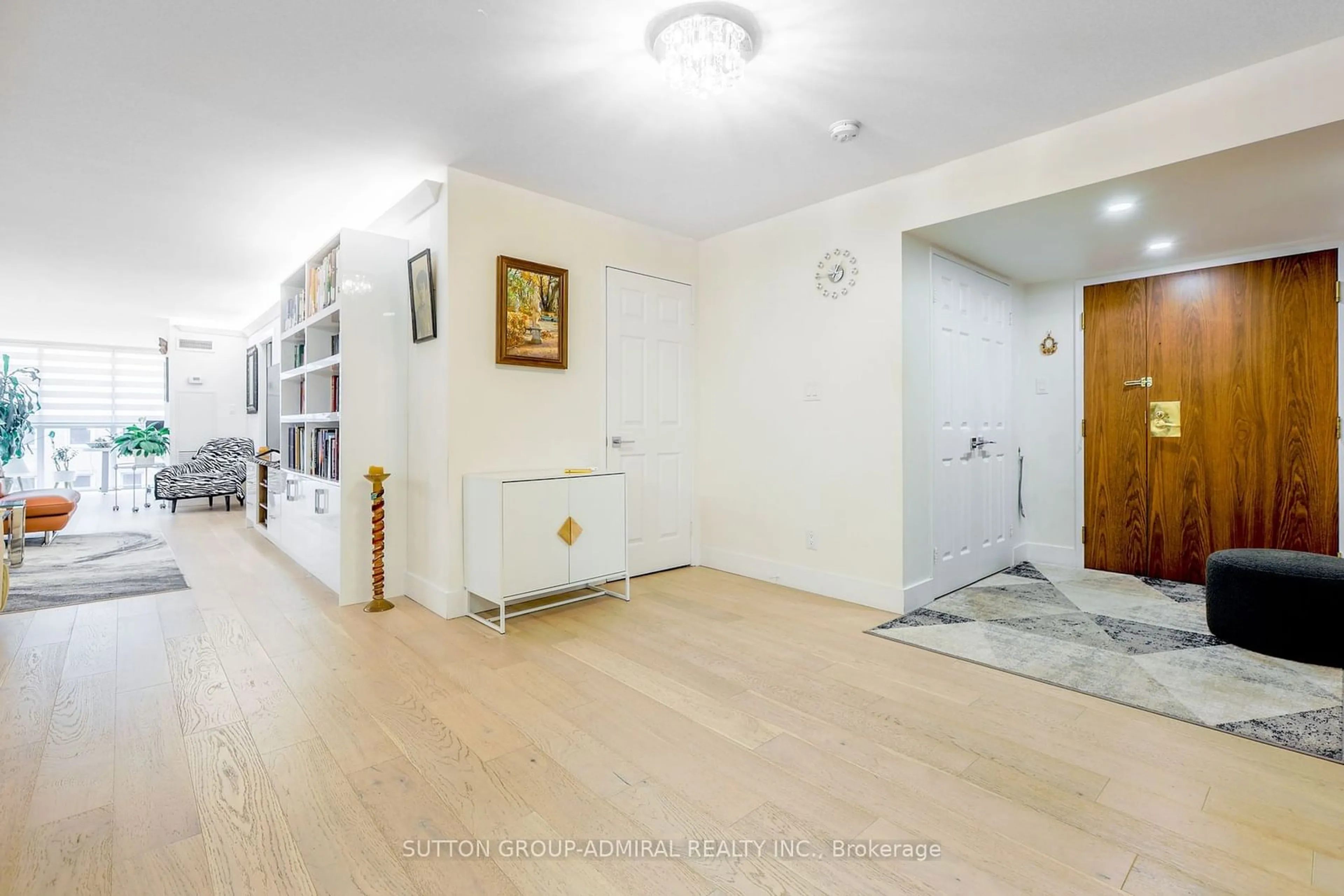 Indoor foyer for 278 Bloor St #805, Toronto Ontario M4W 3M4