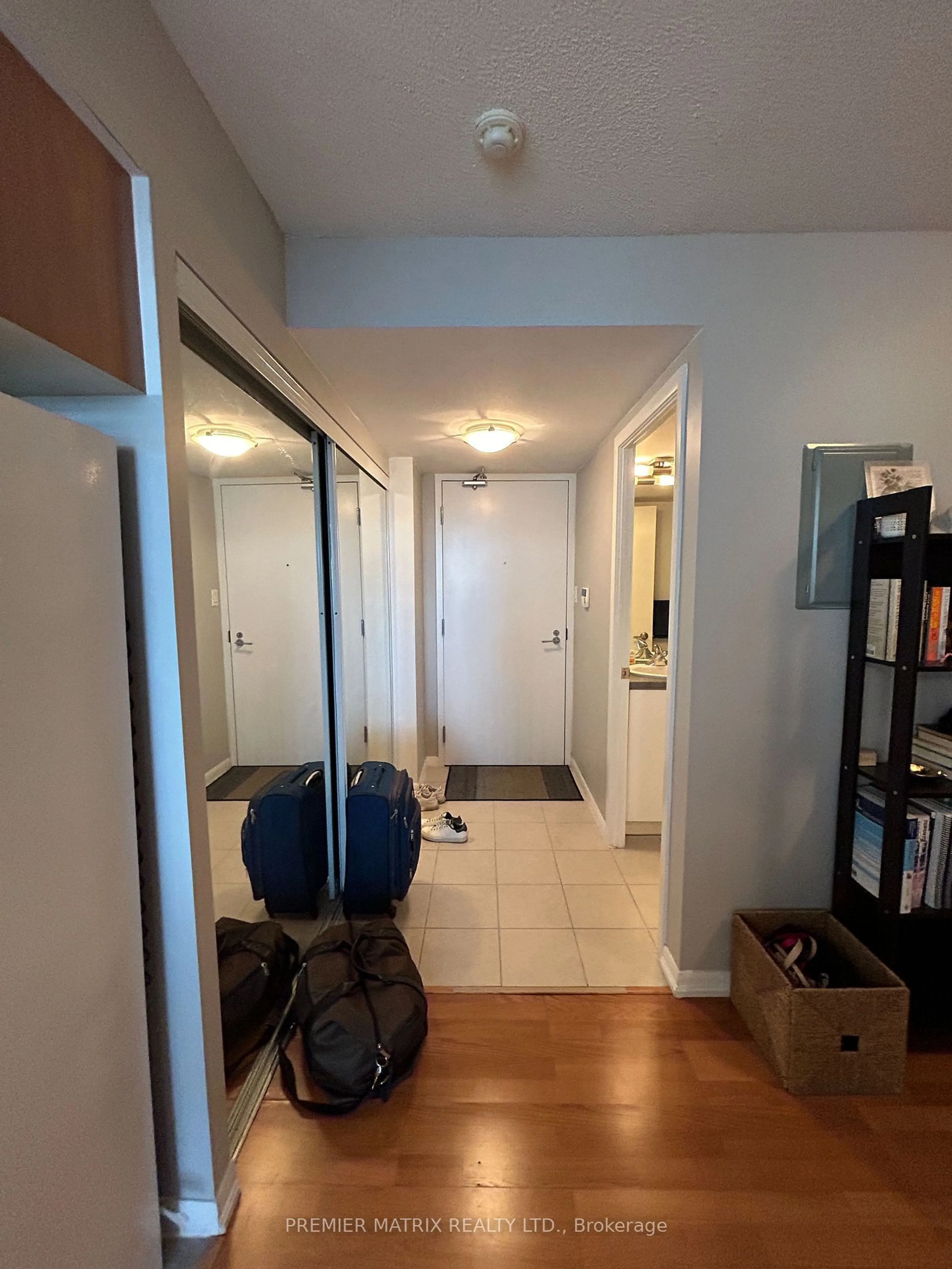 Indoor entryway for 38 Grenville St #1902, Toronto Ontario M4Y 1A5