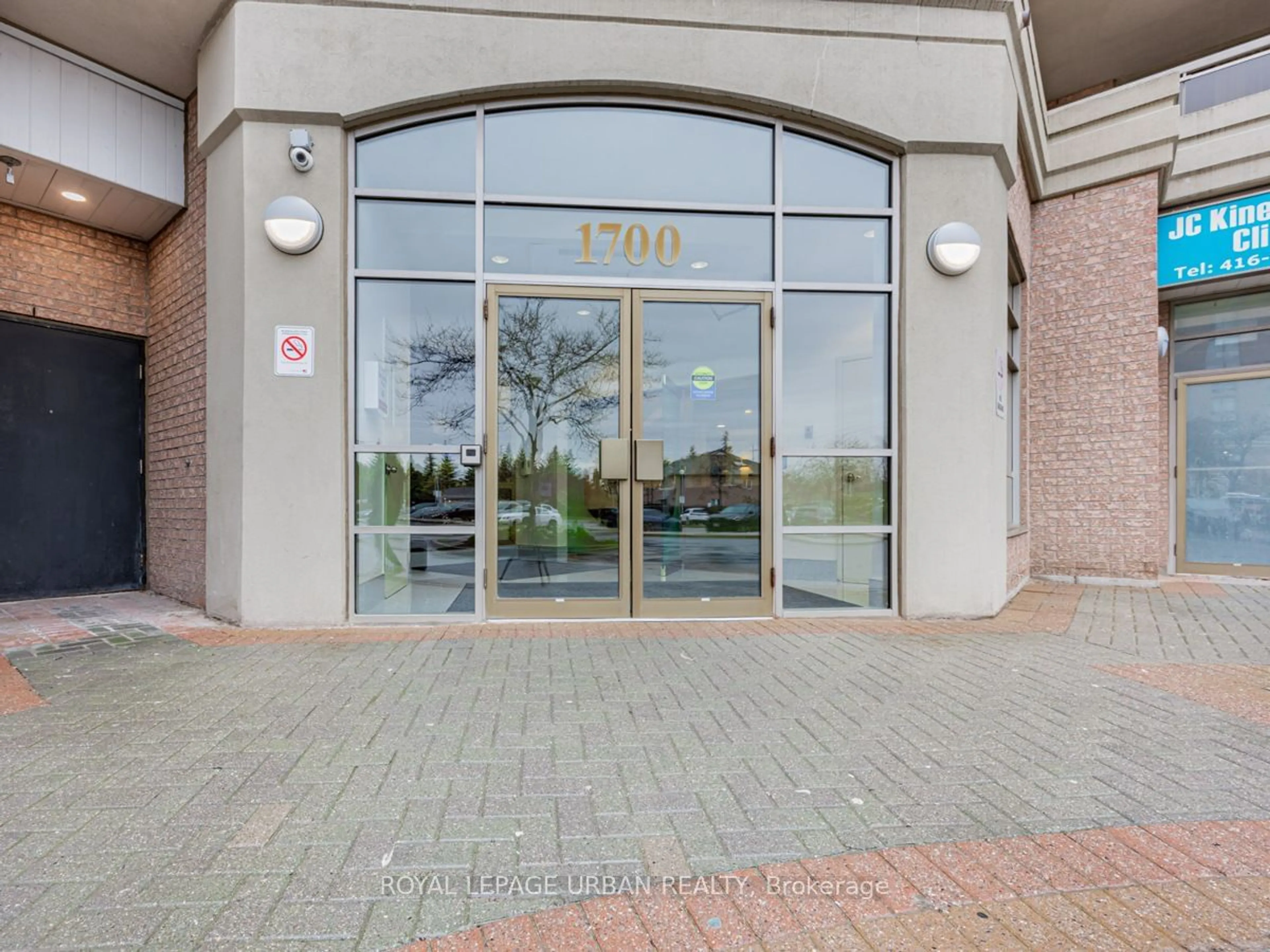 Indoor foyer for 1700 Eglinton Ave #720, Toronto Ontario M4A 2X4