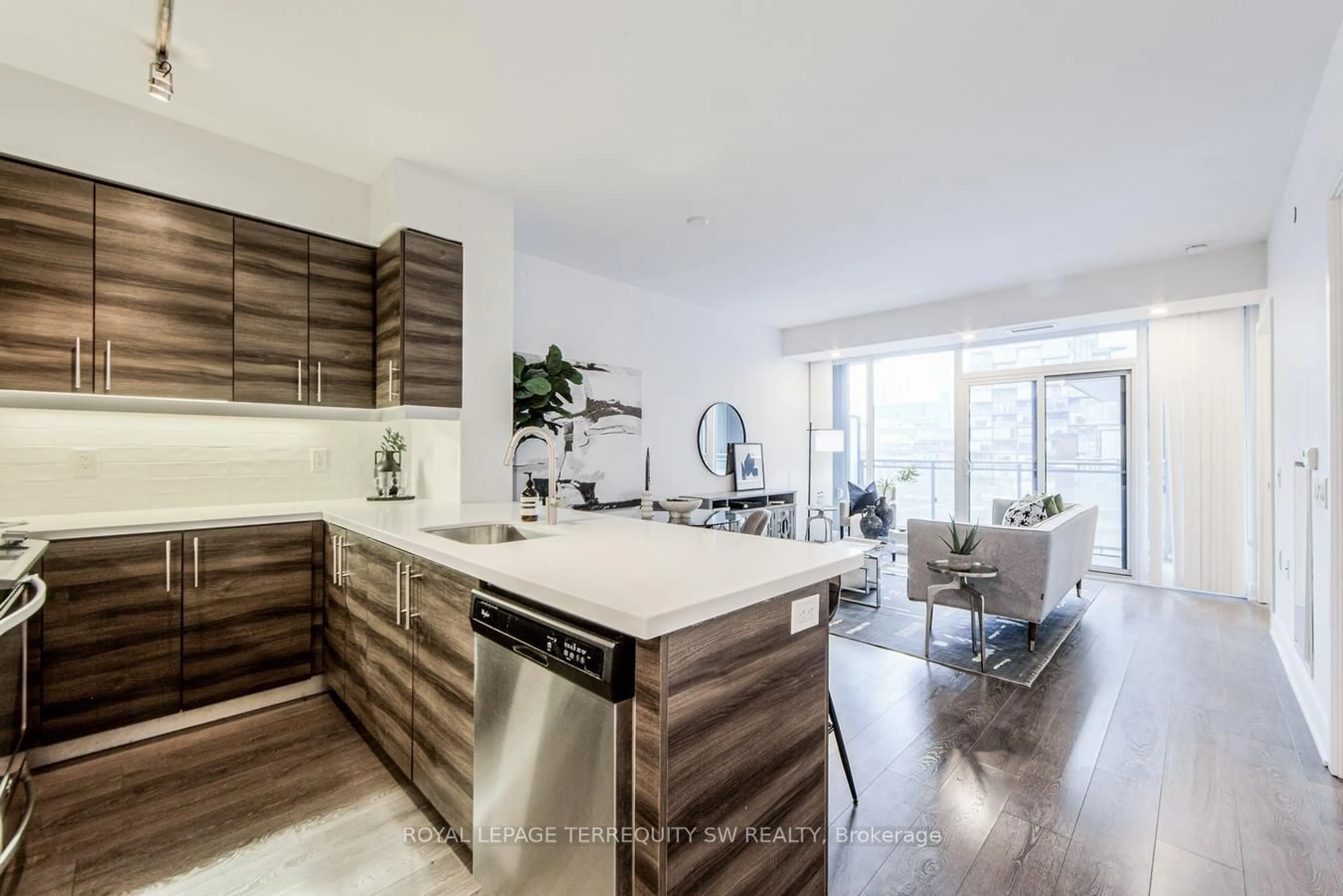 Open concept kitchen, wood/laminate floor for 525 Adelaide St #819, Toronto Ontario M5V 0N7