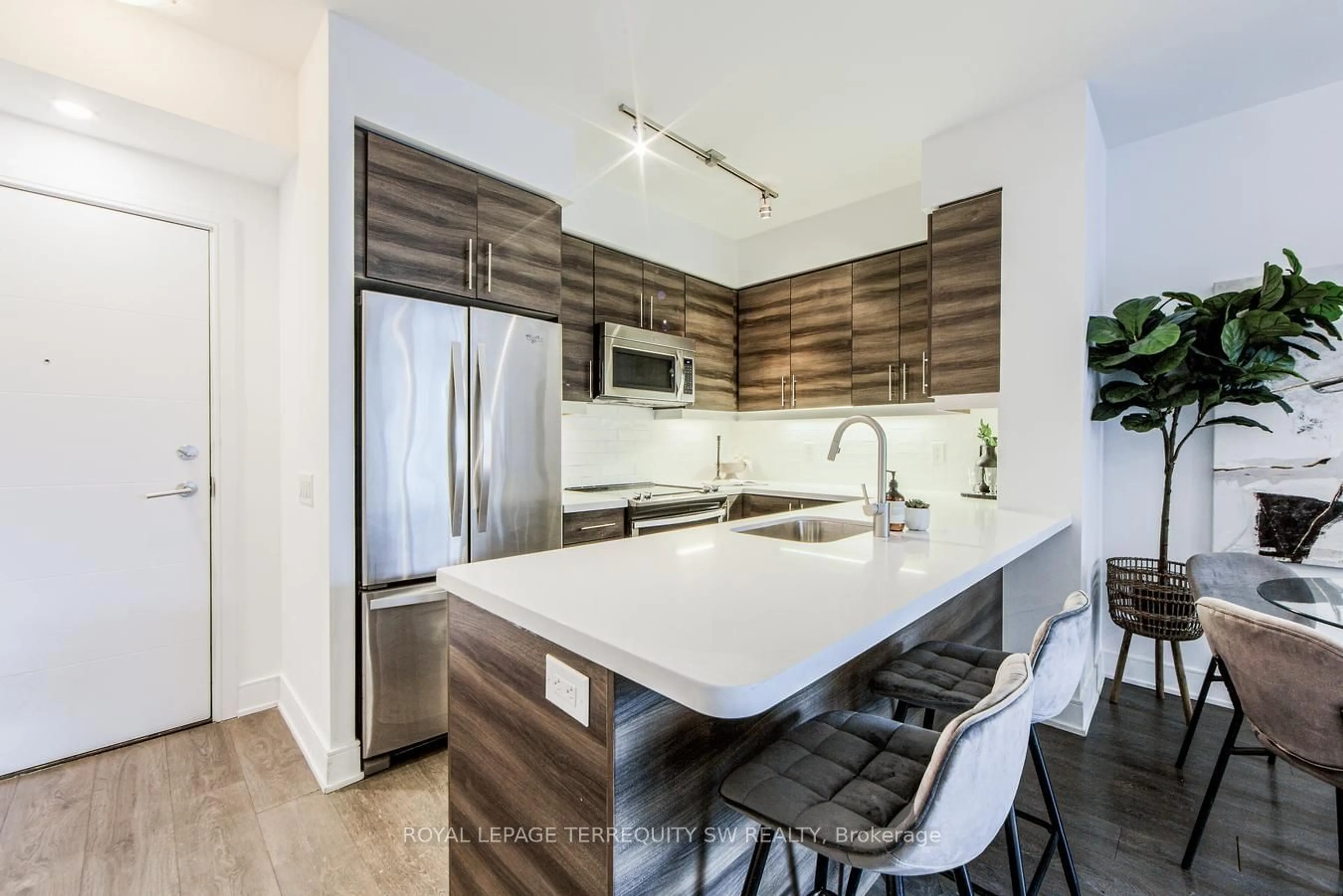 Open concept kitchen, unknown for 525 Adelaide St #819, Toronto Ontario M5V 0N7