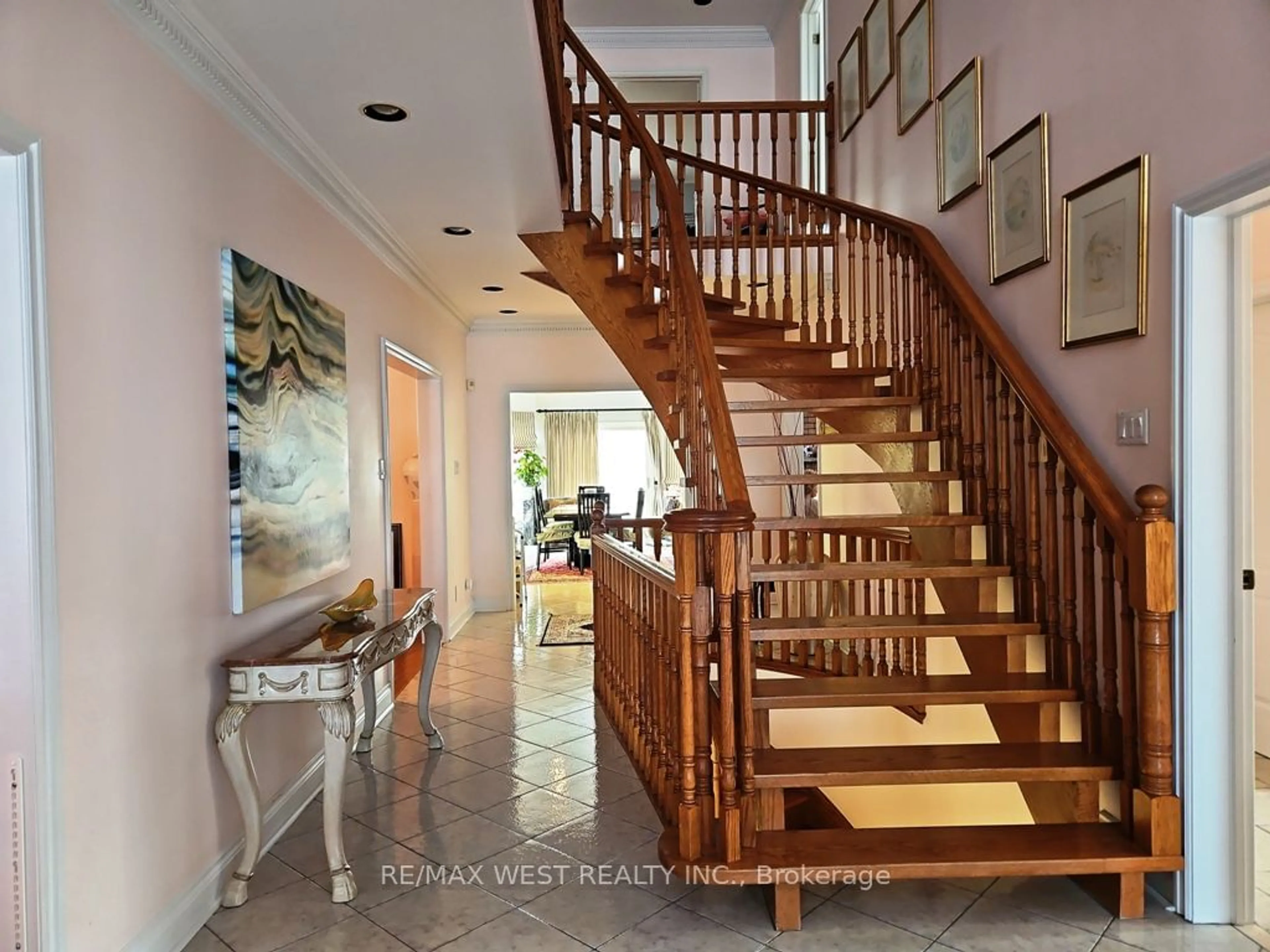 Indoor foyer for 63 Codsell Ave, Toronto Ontario M3H 3V8