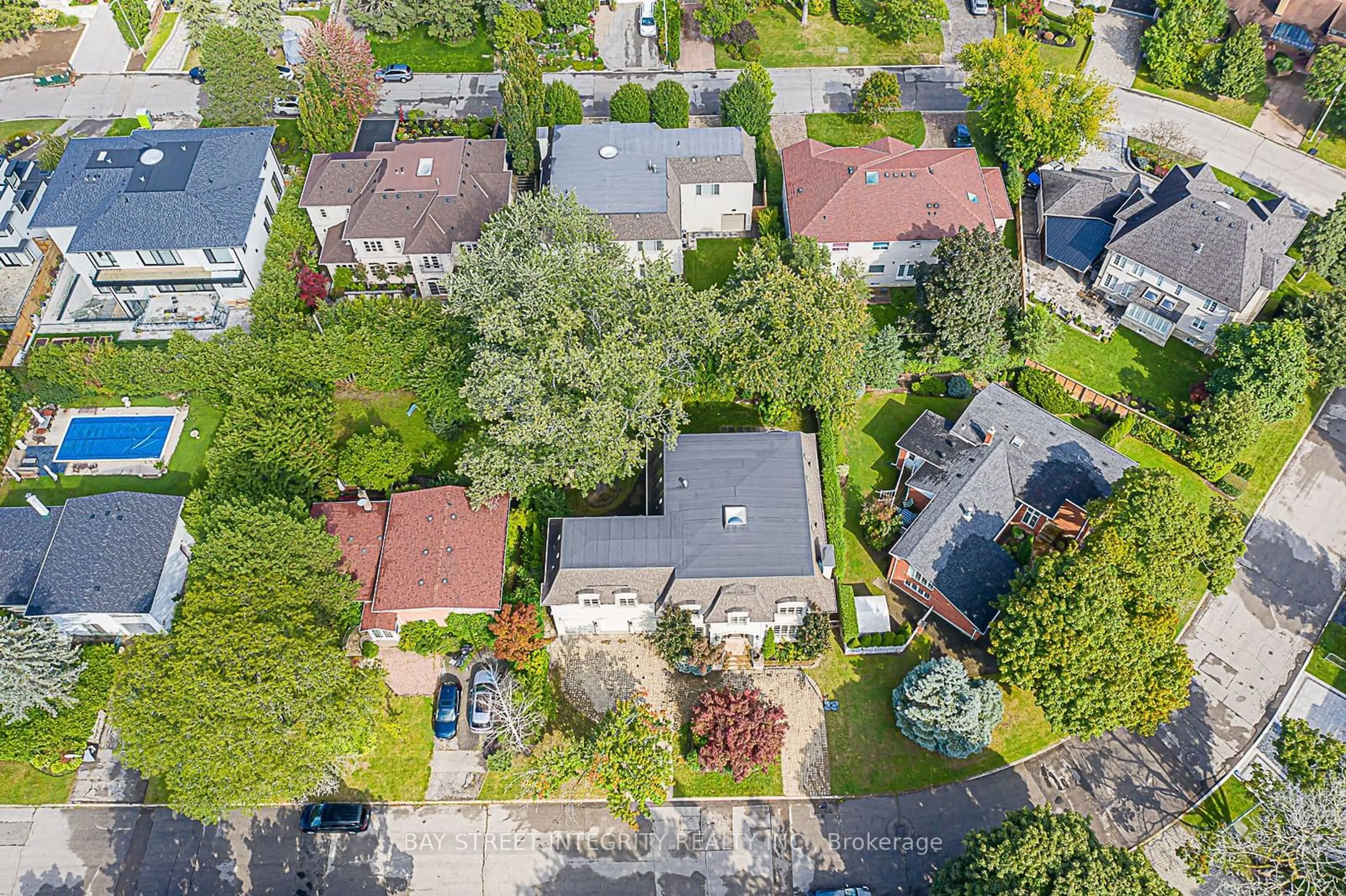 A pic from outside/outdoor area/front of a property/back of a property/a pic from drone, street for 50 Leacroft Cres, Toronto Ontario M3B 2G6