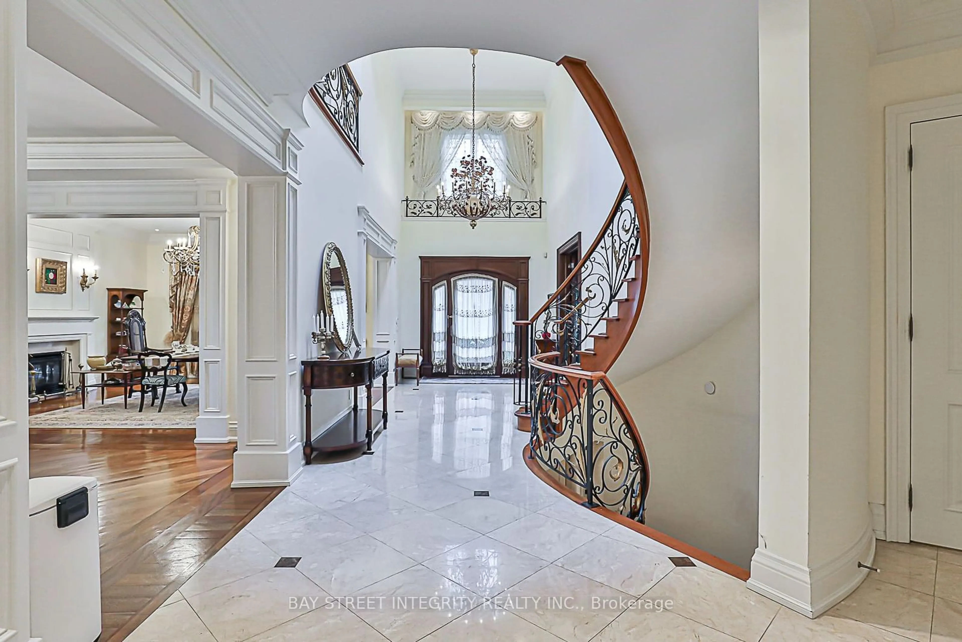 Indoor foyer for 50 Leacroft Cres, Toronto Ontario M3B 2G6