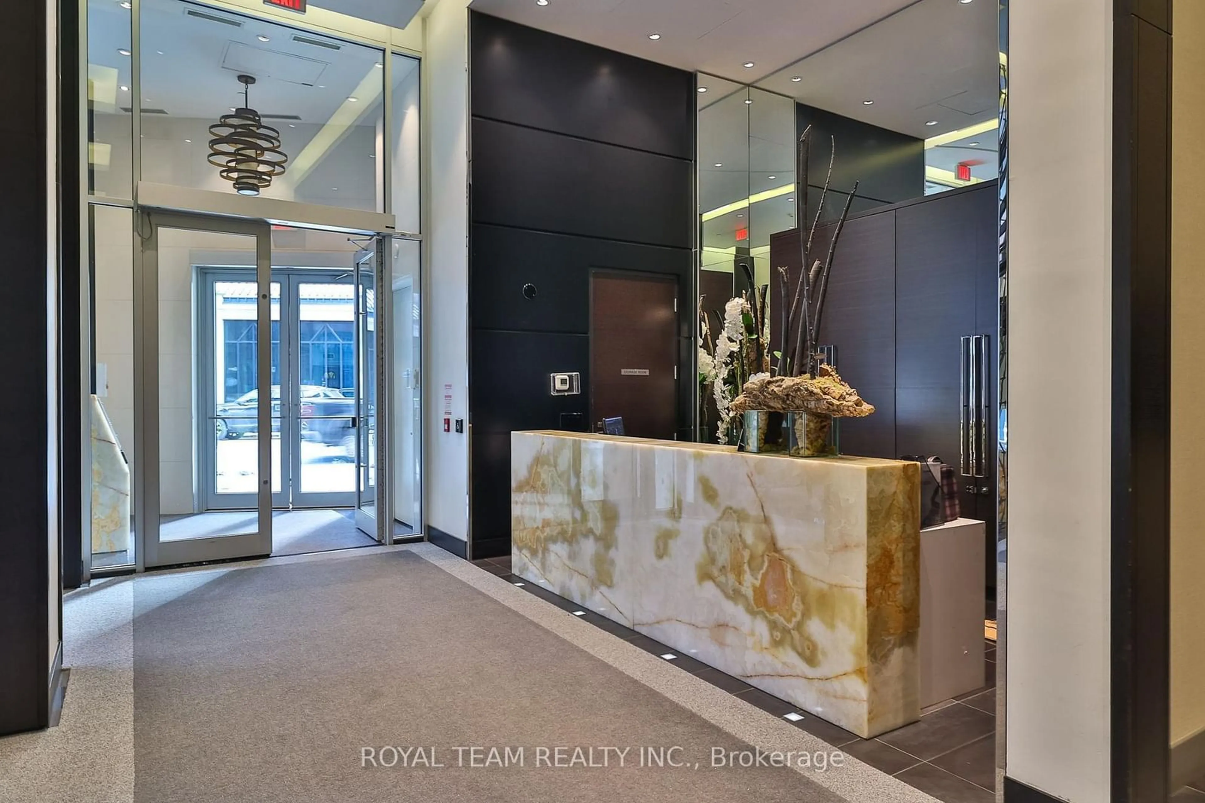 Indoor foyer for 32 Davenport Rd #1403, Toronto Ontario M5R 0B5