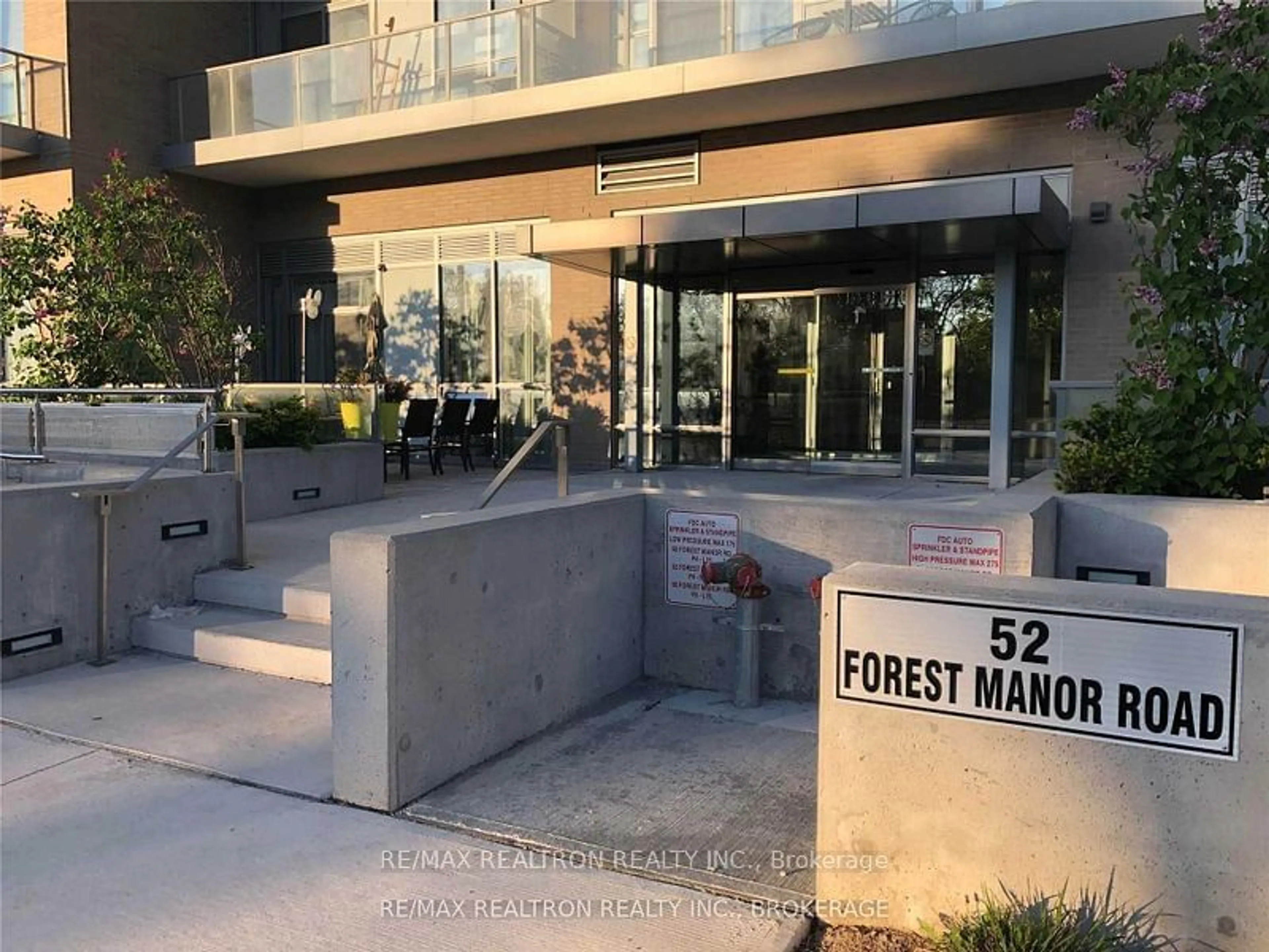 Indoor foyer for 52 Forest Manor Rd #313, Toronto Ontario M2J 1M6