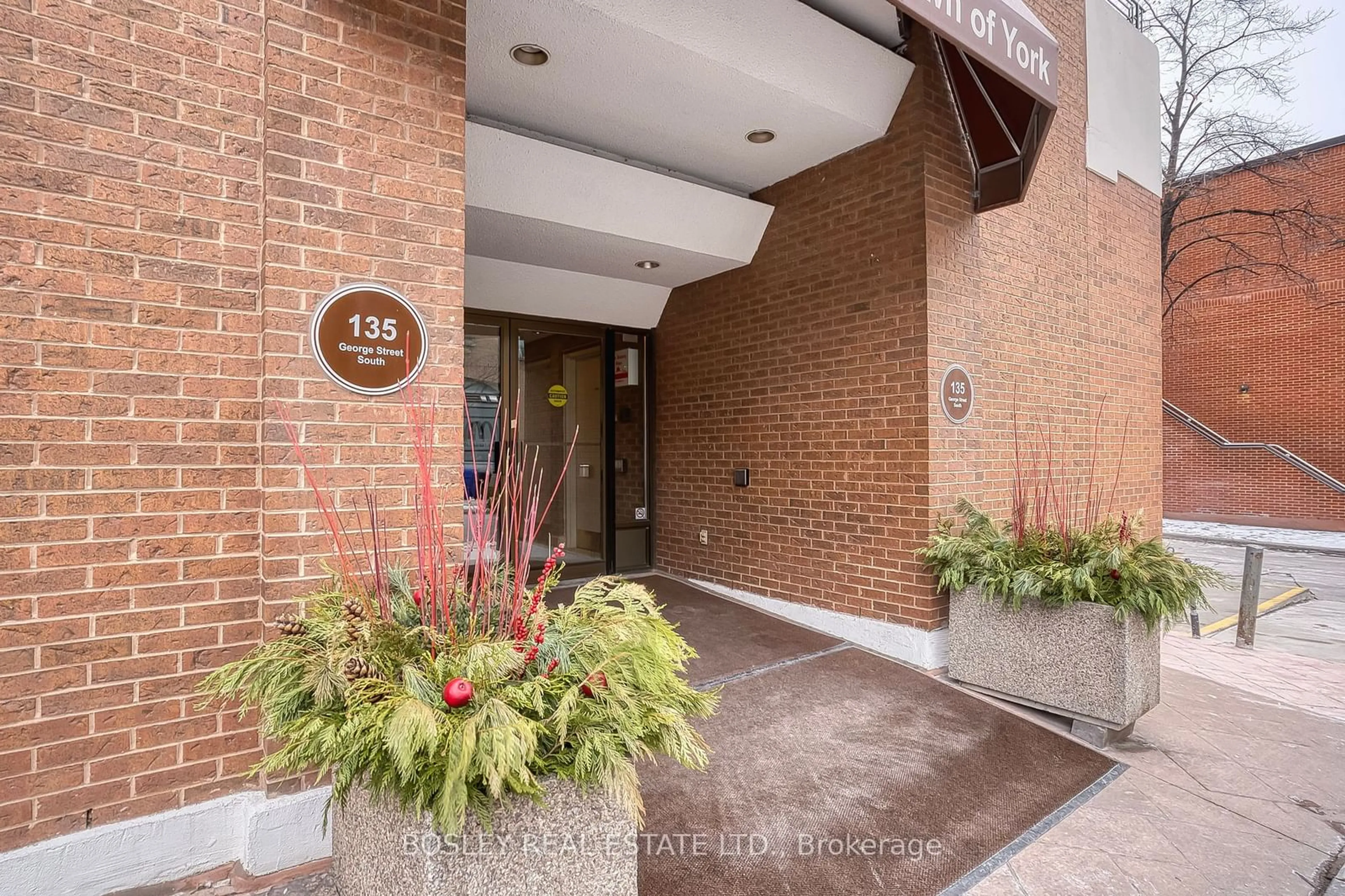 Indoor foyer for 135 George St #402, Toronto Ontario M5A 4E8