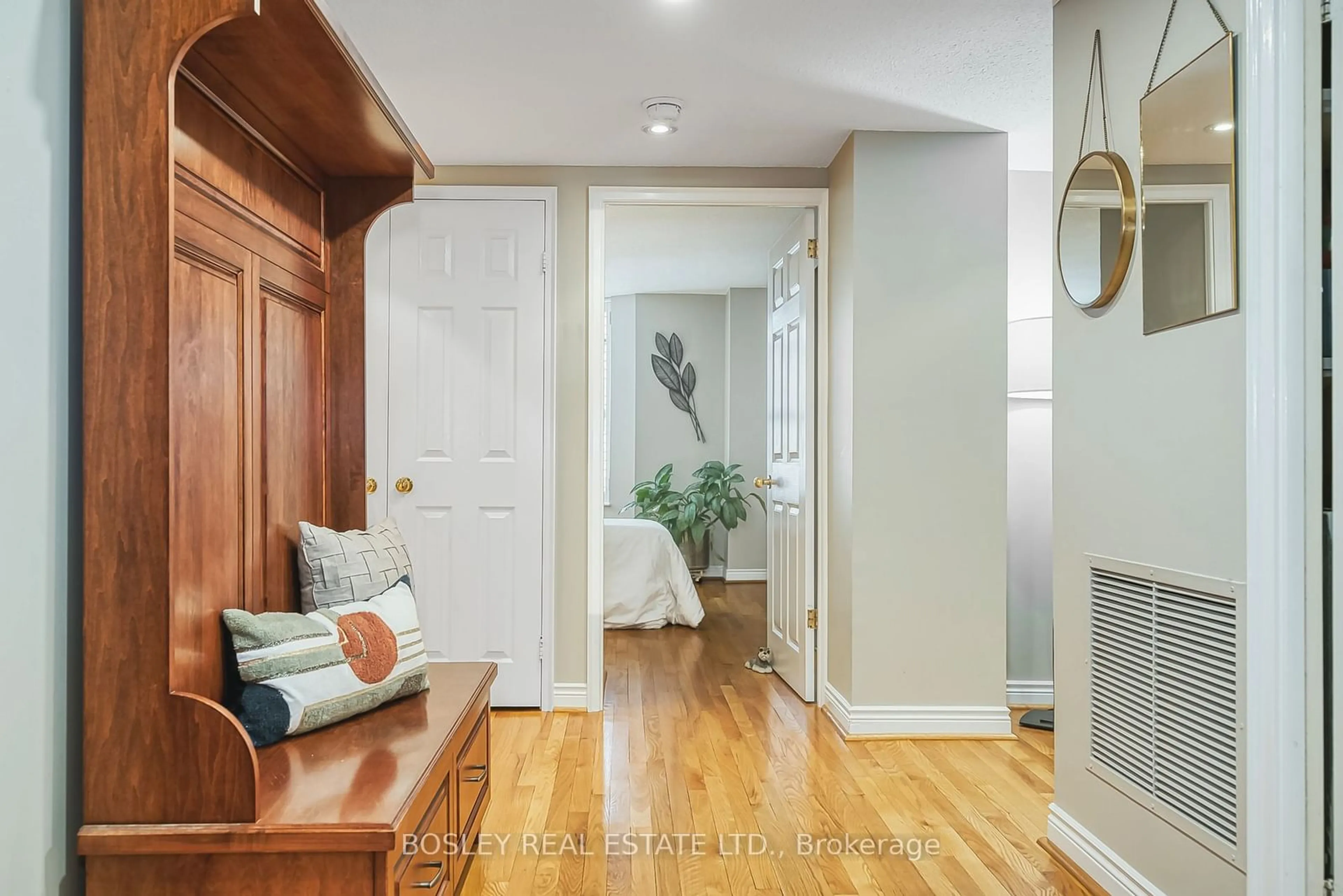 Indoor entryway for 135 George St #402, Toronto Ontario M5A 4E8