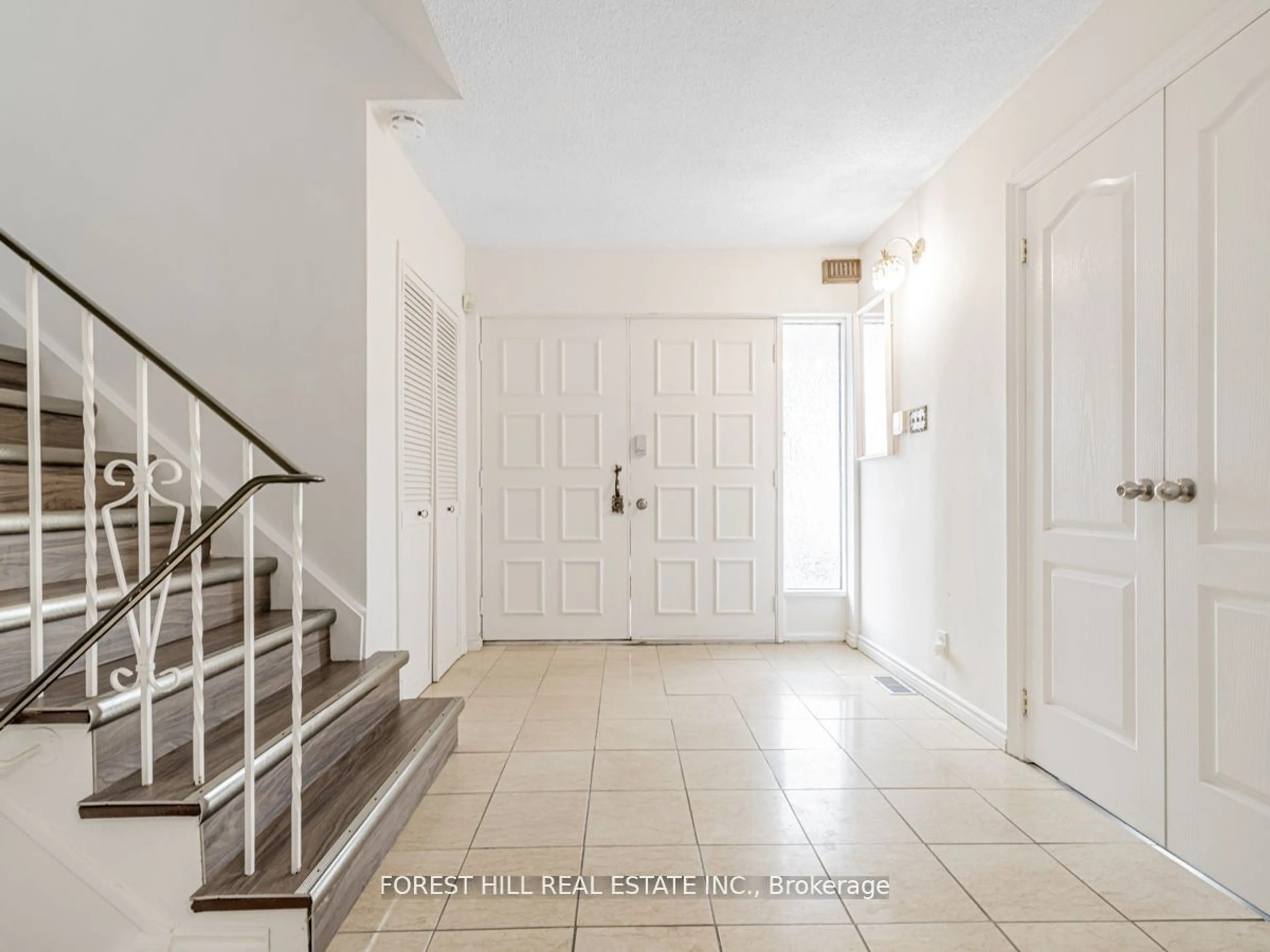 Indoor foyer for 2 Axsmith Cres, Toronto Ontario M2J 3K3