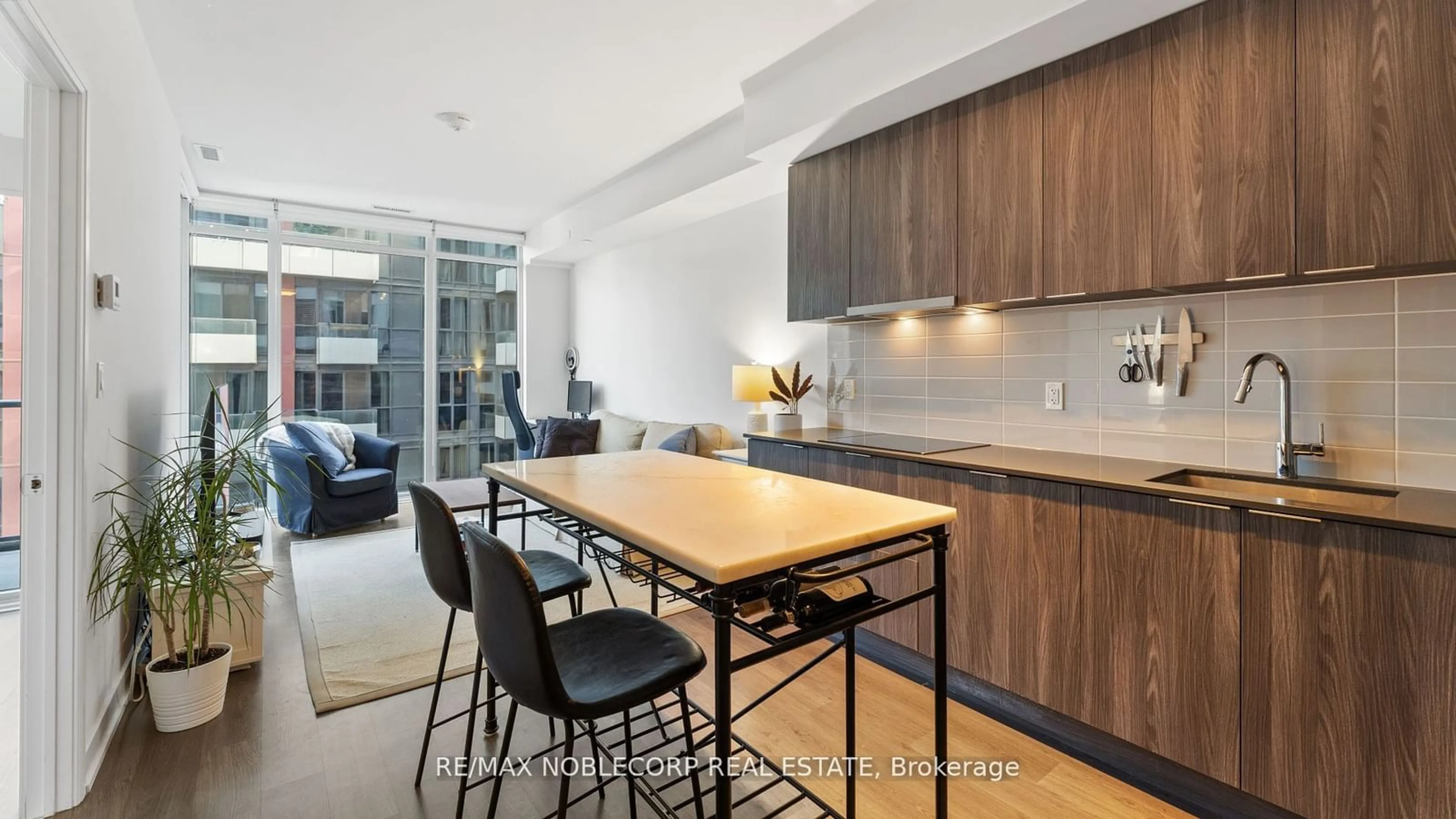 Open concept kitchen, wood/laminate floor for 576 Front St #919, Toronto Ontario M5V 1C1