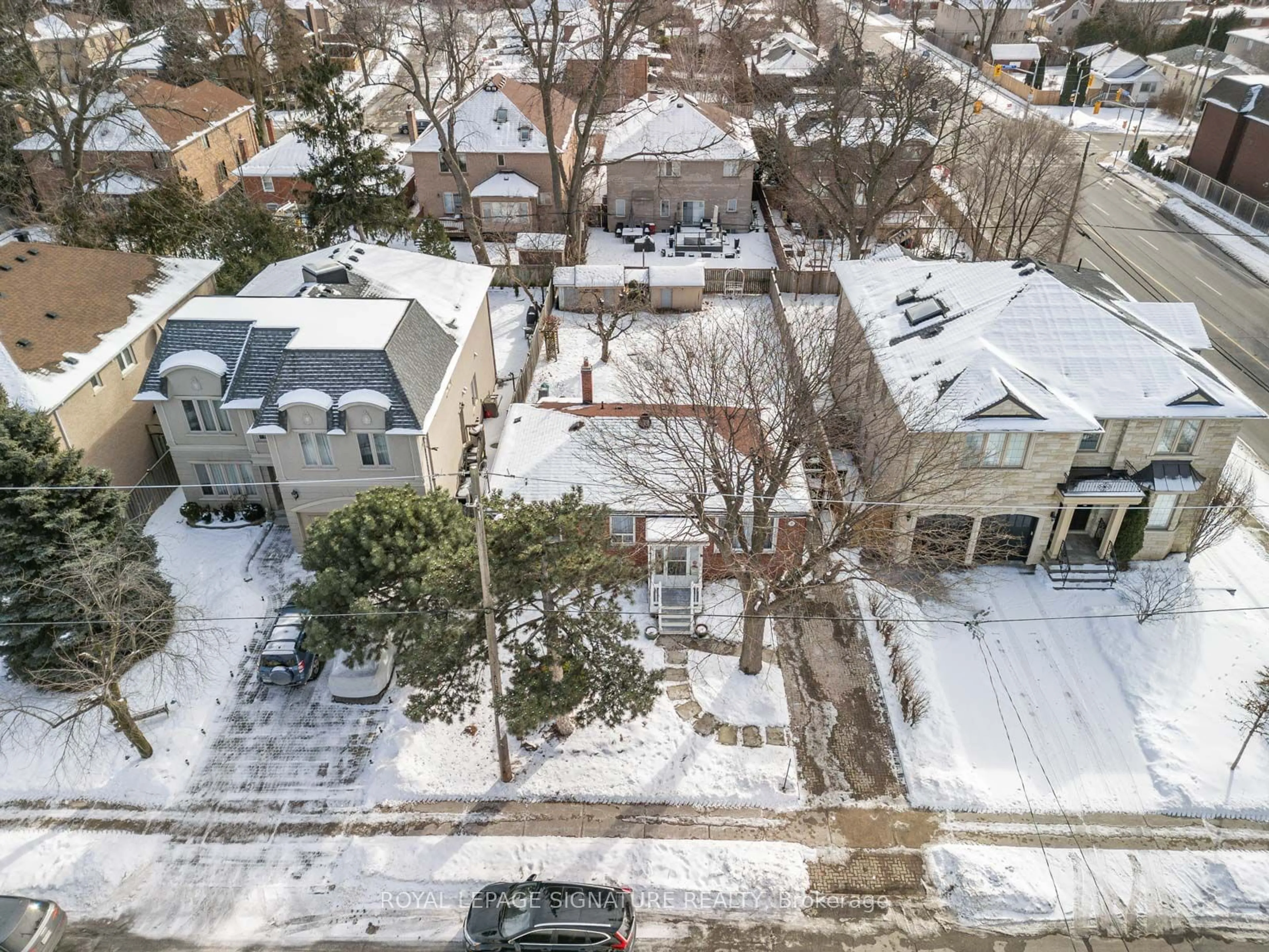 A pic from outside/outdoor area/front of a property/back of a property/a pic from drone, street for 83 Nipigon Ave, Toronto Ontario M2M 2W3