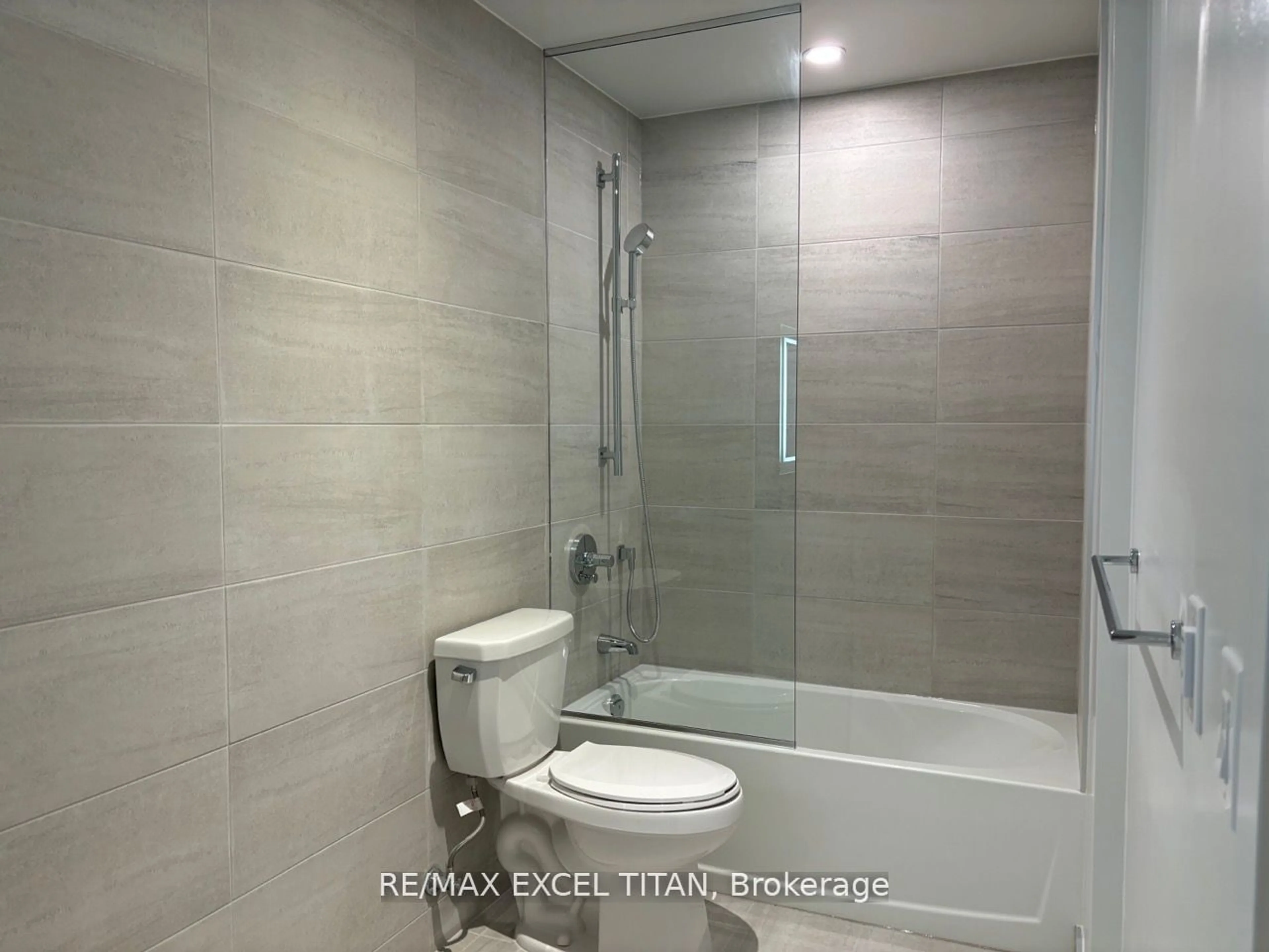 Standard bathroom, ceramic/tile floor for 8 Cumberland St #301, Toronto Ontario M4W 0B6