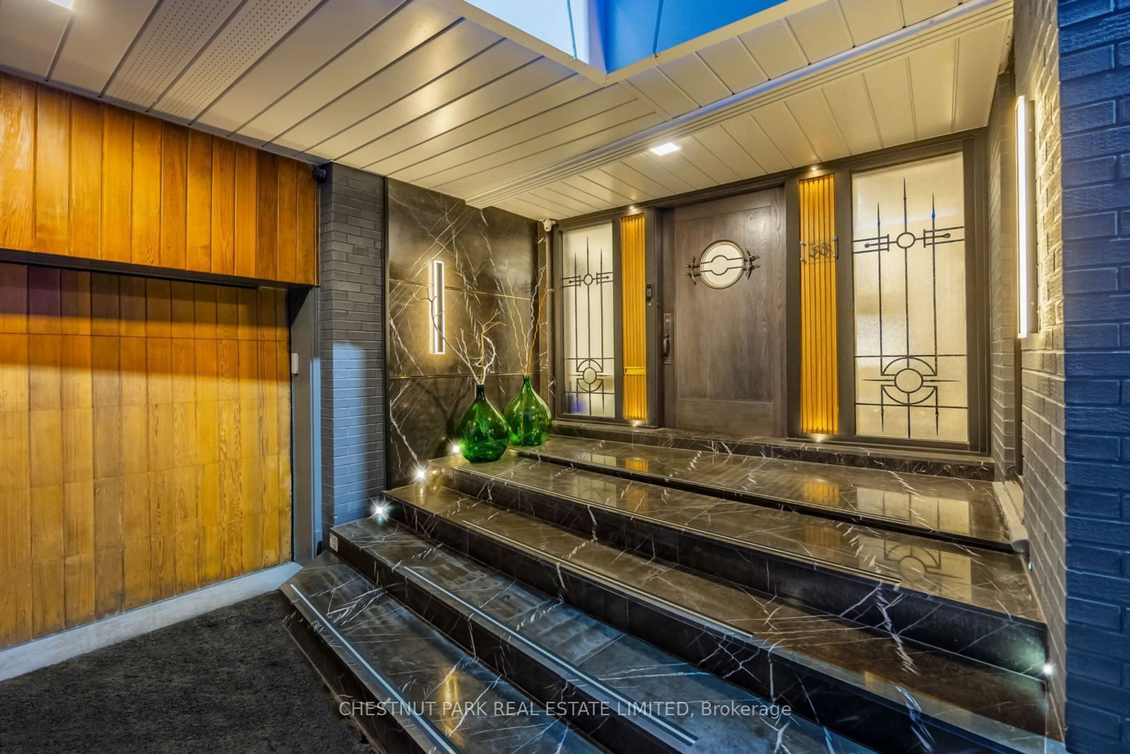 Indoor foyer for 38 Purdon Dr, Toronto Ontario M3H 4X1