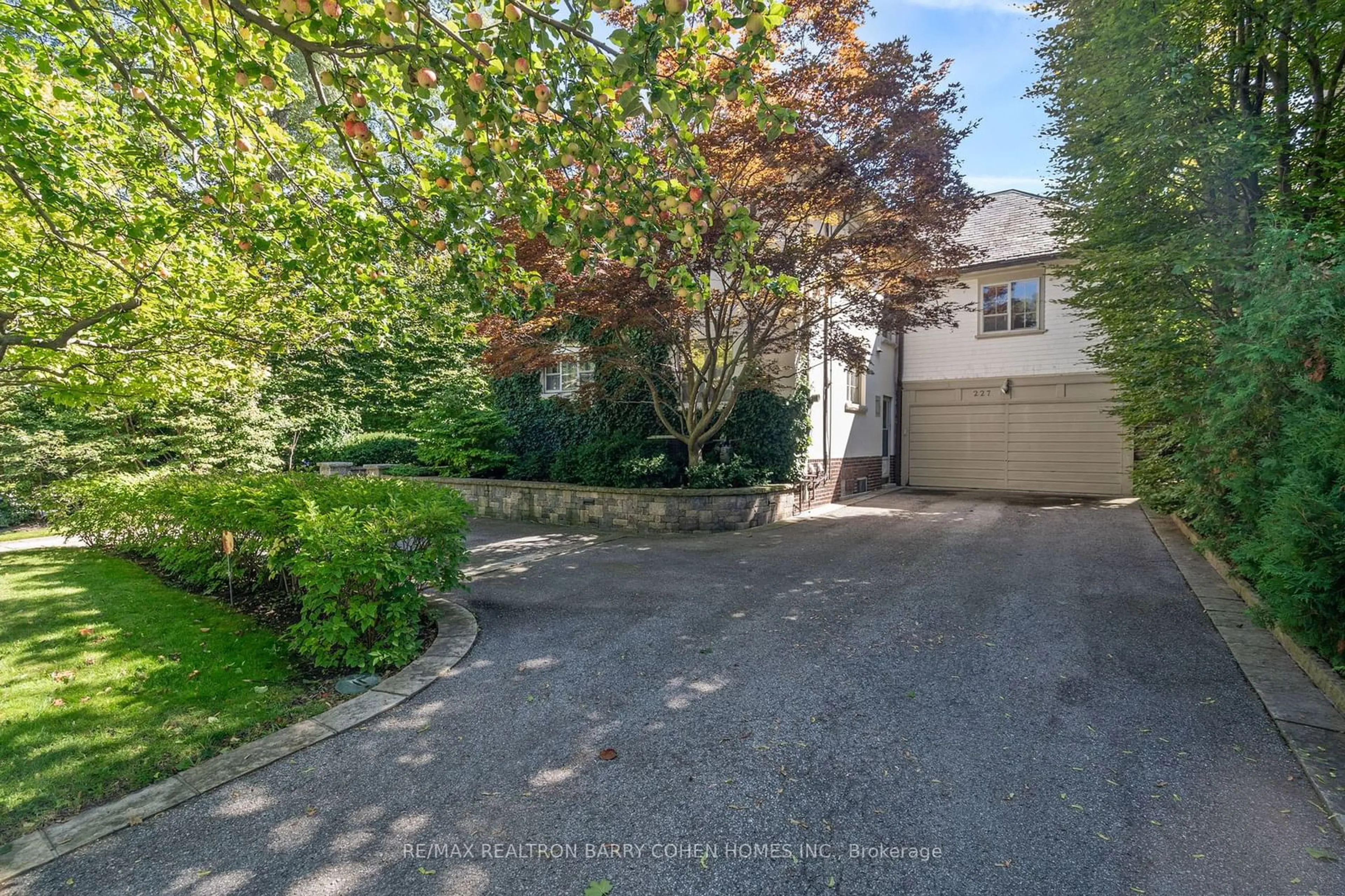 A pic from outside/outdoor area/front of a property/back of a property/a pic from drone, street for 227 Lytton Blvd, Toronto Ontario M4R 1L6