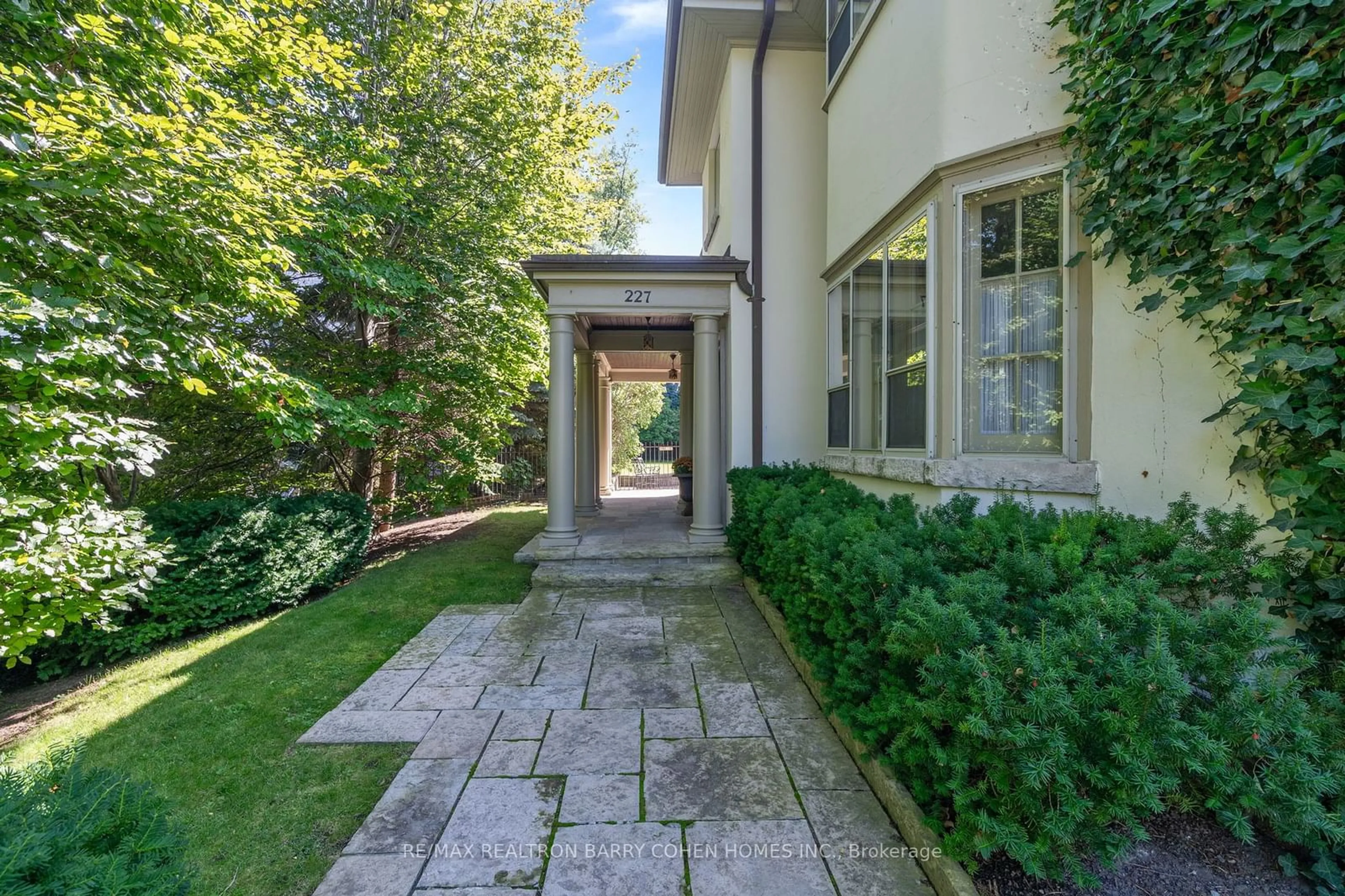 Patio, street for 227 Lytton Blvd, Toronto Ontario M4R 1L6