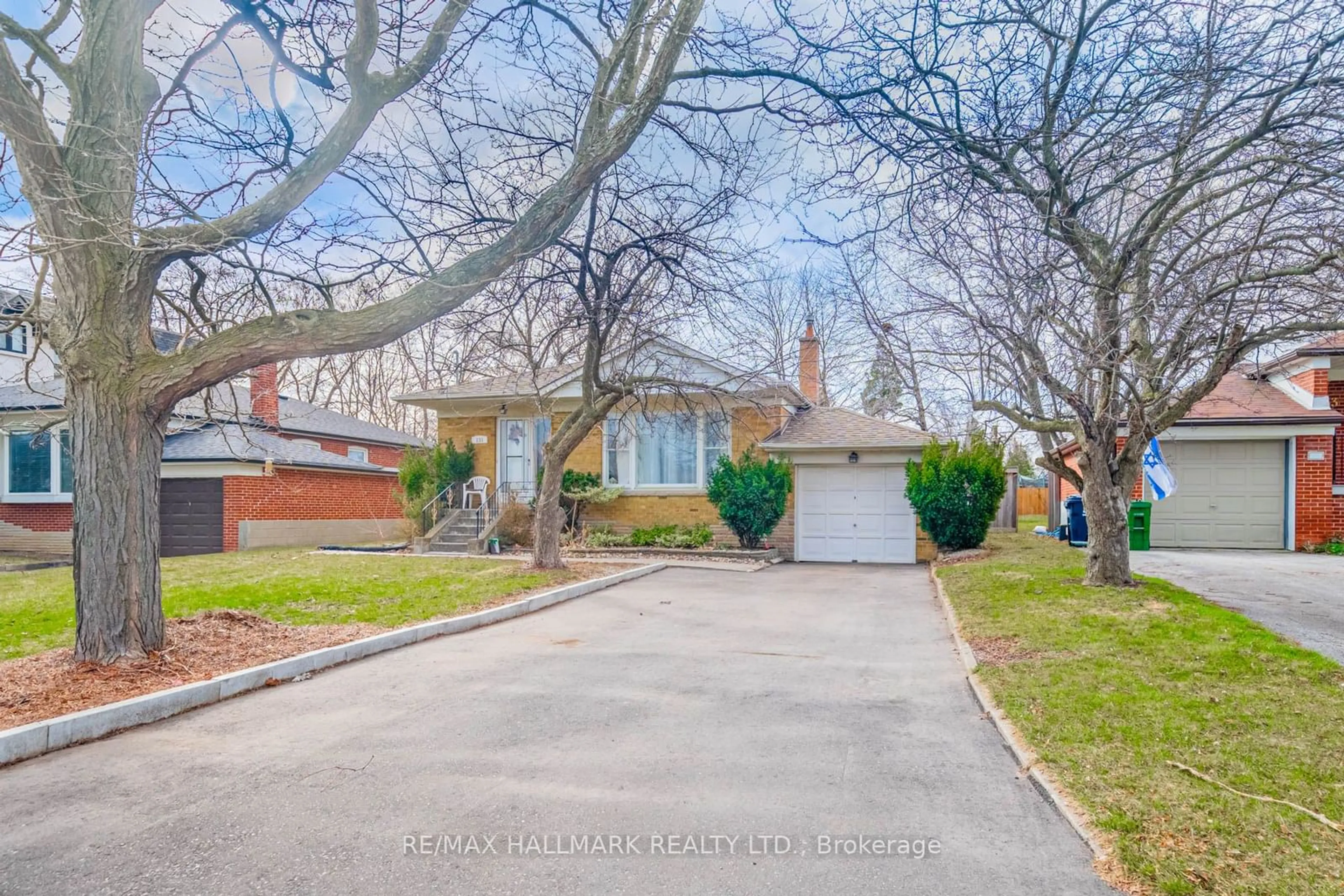 A pic from outside/outdoor area/front of a property/back of a property/a pic from drone, street for 131 Searle Ave, Toronto Ontario M3H 4B1