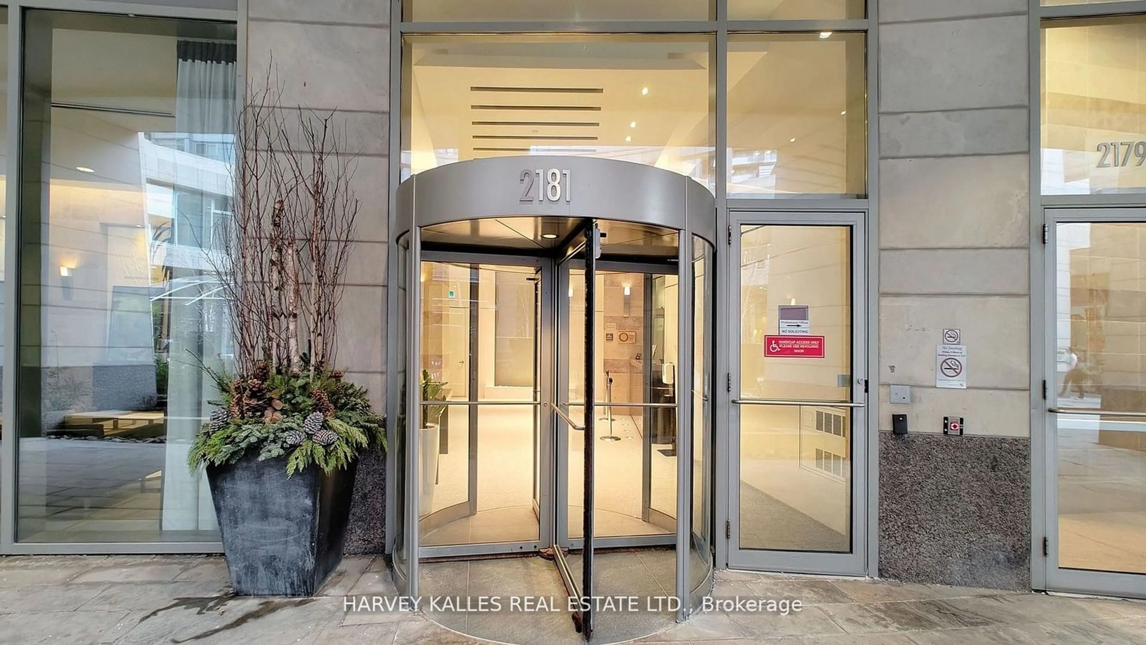 Indoor foyer for 2181 Yonge St #1612, Toronto Ontario M5S 3H7