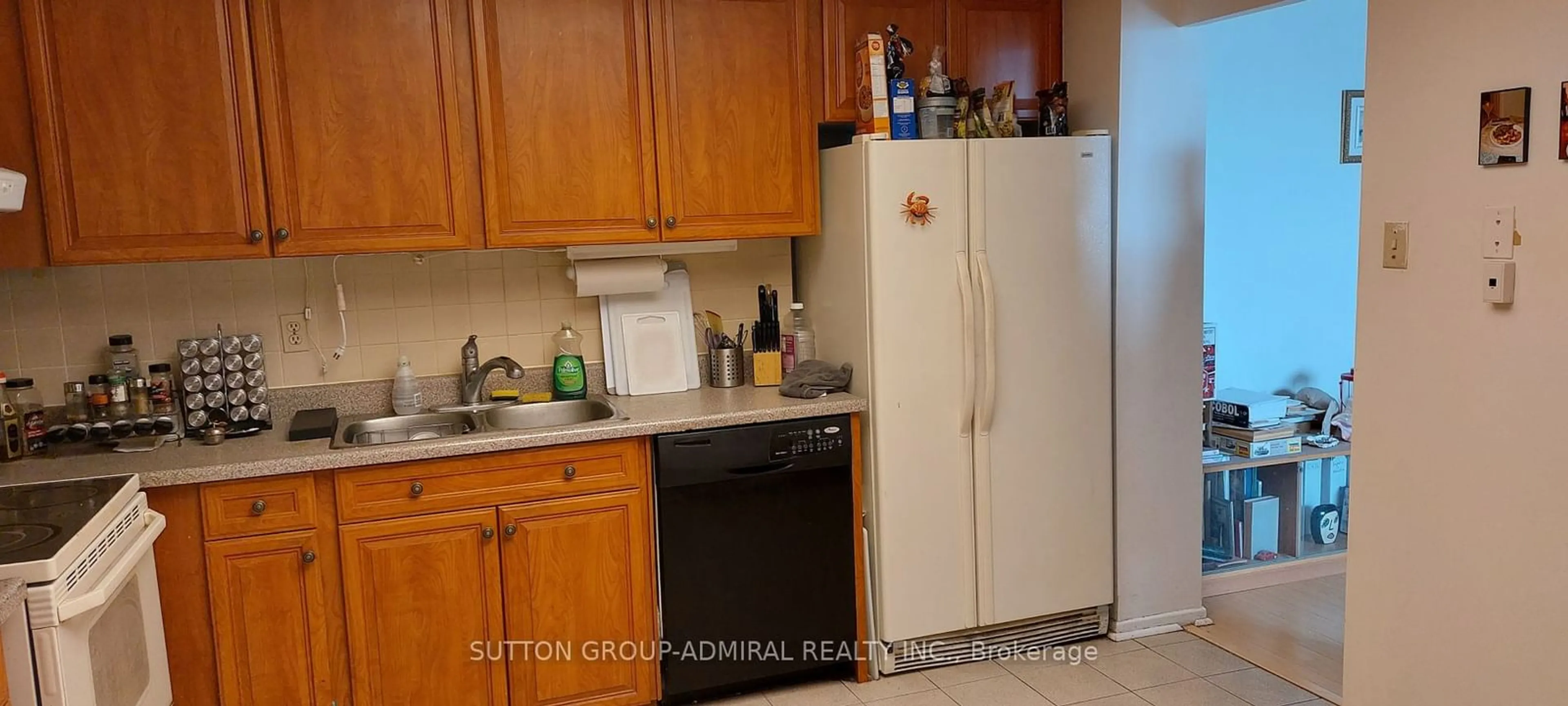 Standard kitchen, ceramic/tile floor for 10 Murihead Rd #1407, Toronto Ontario M2J 4P9