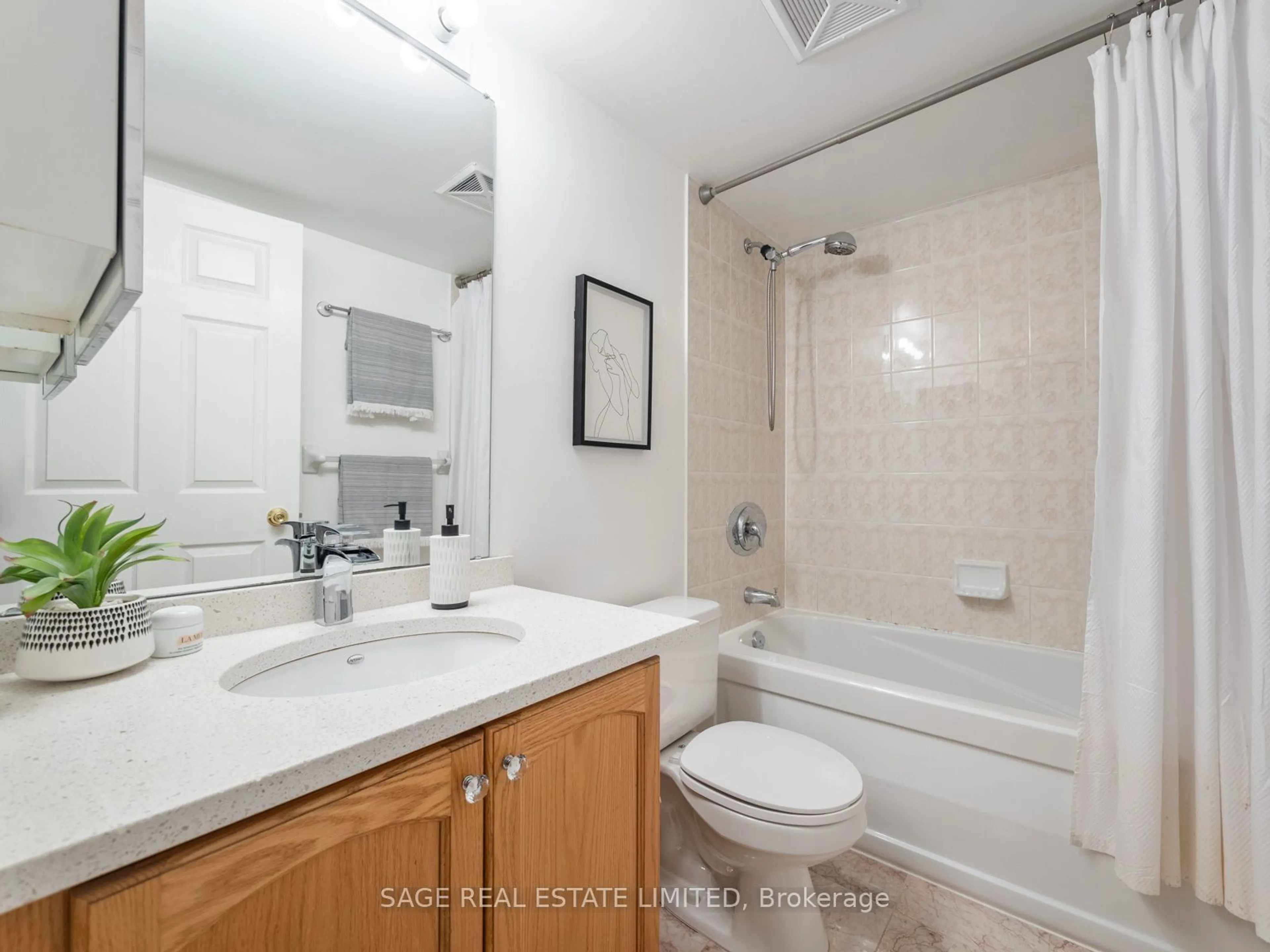 Standard bathroom, unknown for 30 Grand Trunk Cres #1705, Toronto Ontario M5J 3A4