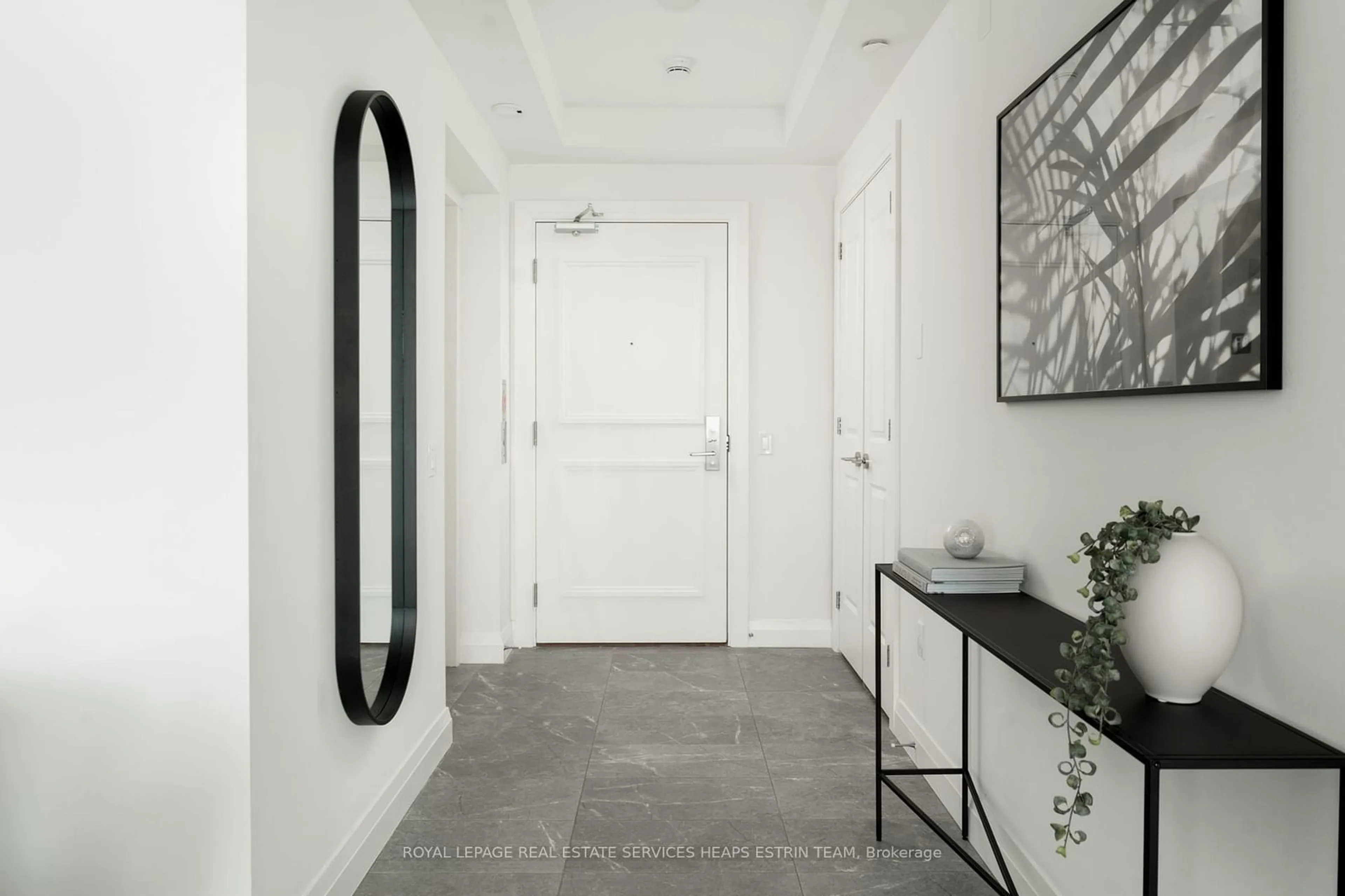 Indoor entryway for 285 Avenue Rd #801, Toronto Ontario M4V 2G8