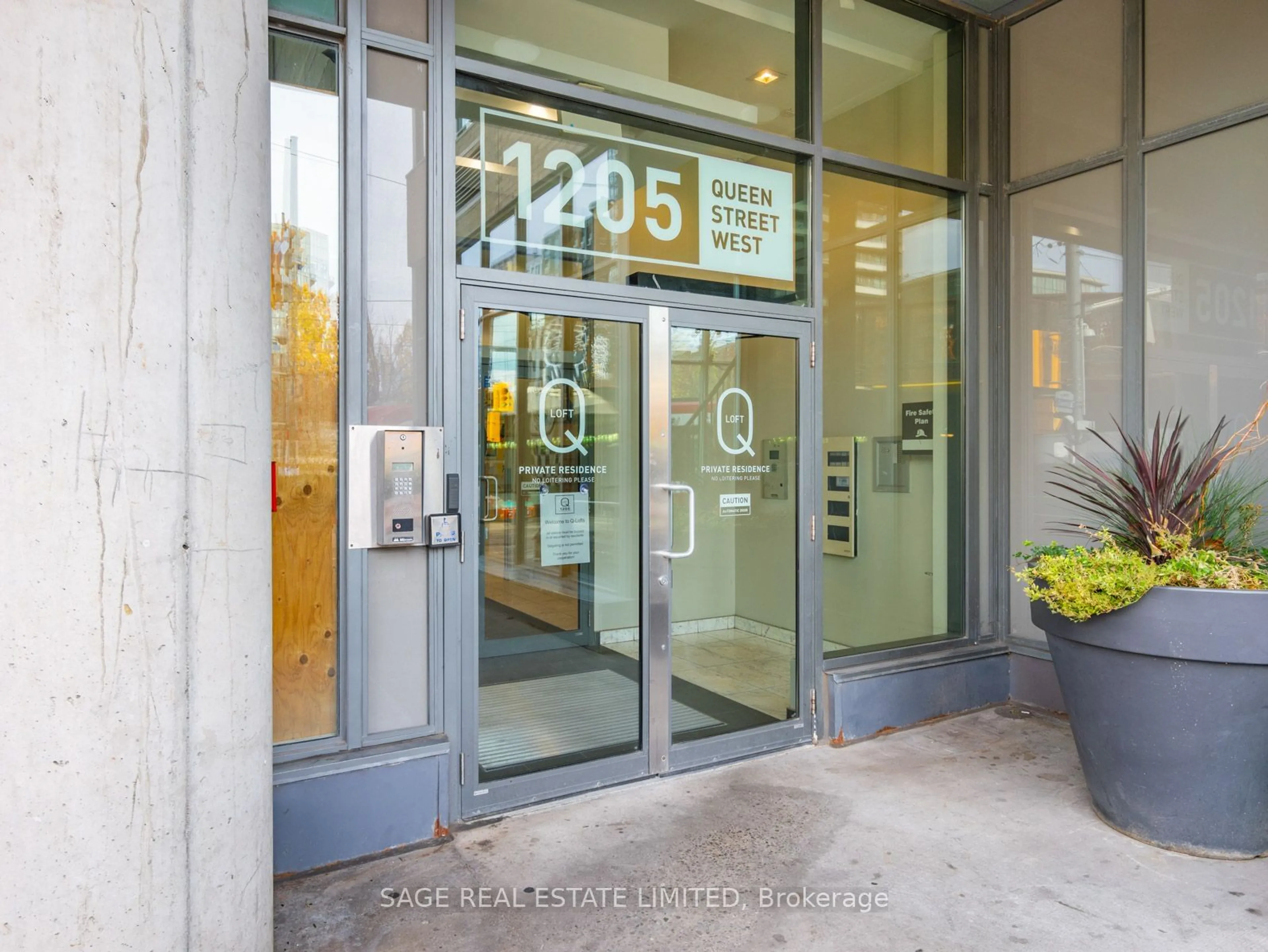 Indoor foyer for 1205 Queen St #301, Toronto Ontario M6K 1L2