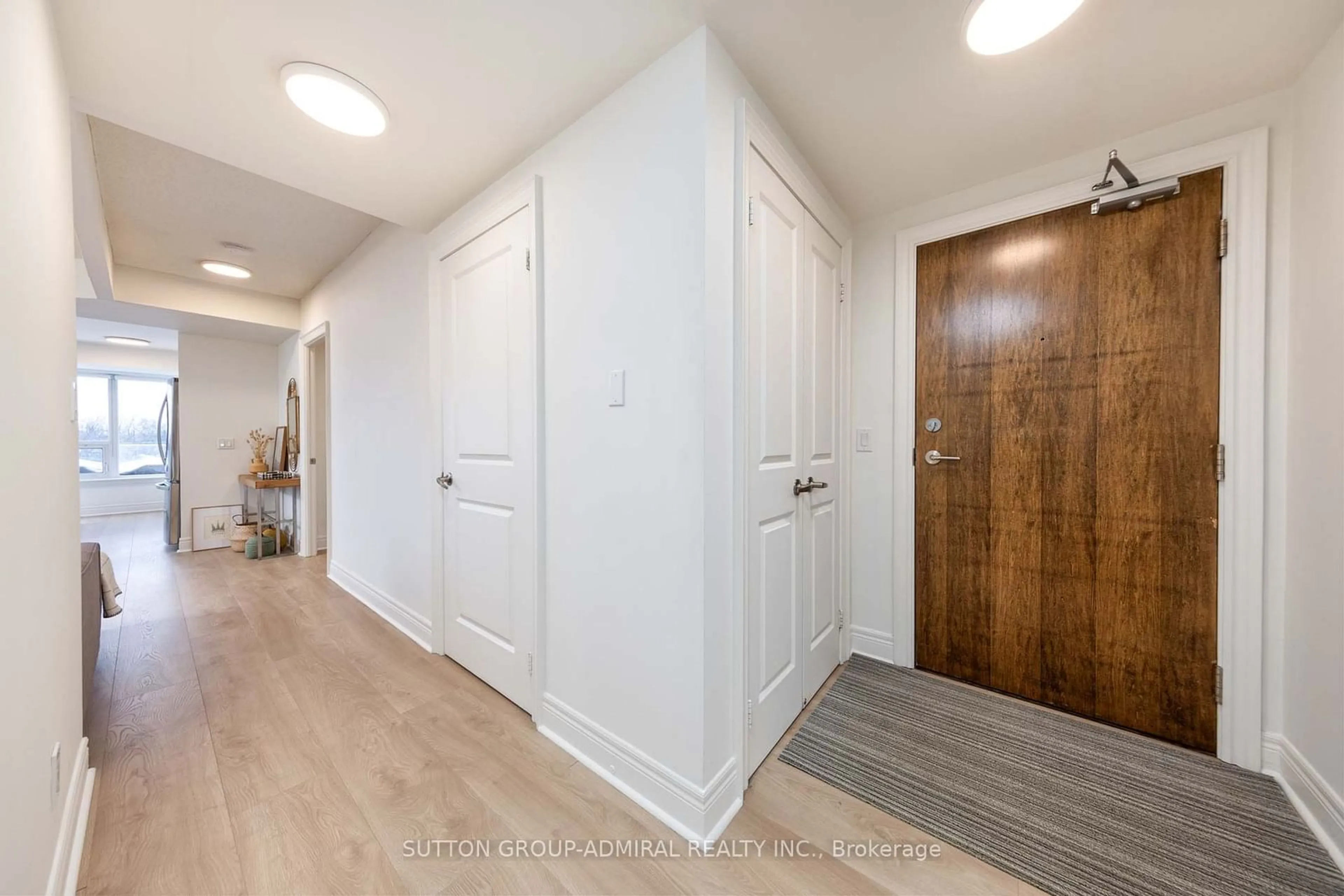 Indoor entryway for 701 Sheppard Ave #403, Toronto Ontario M3H 0B2