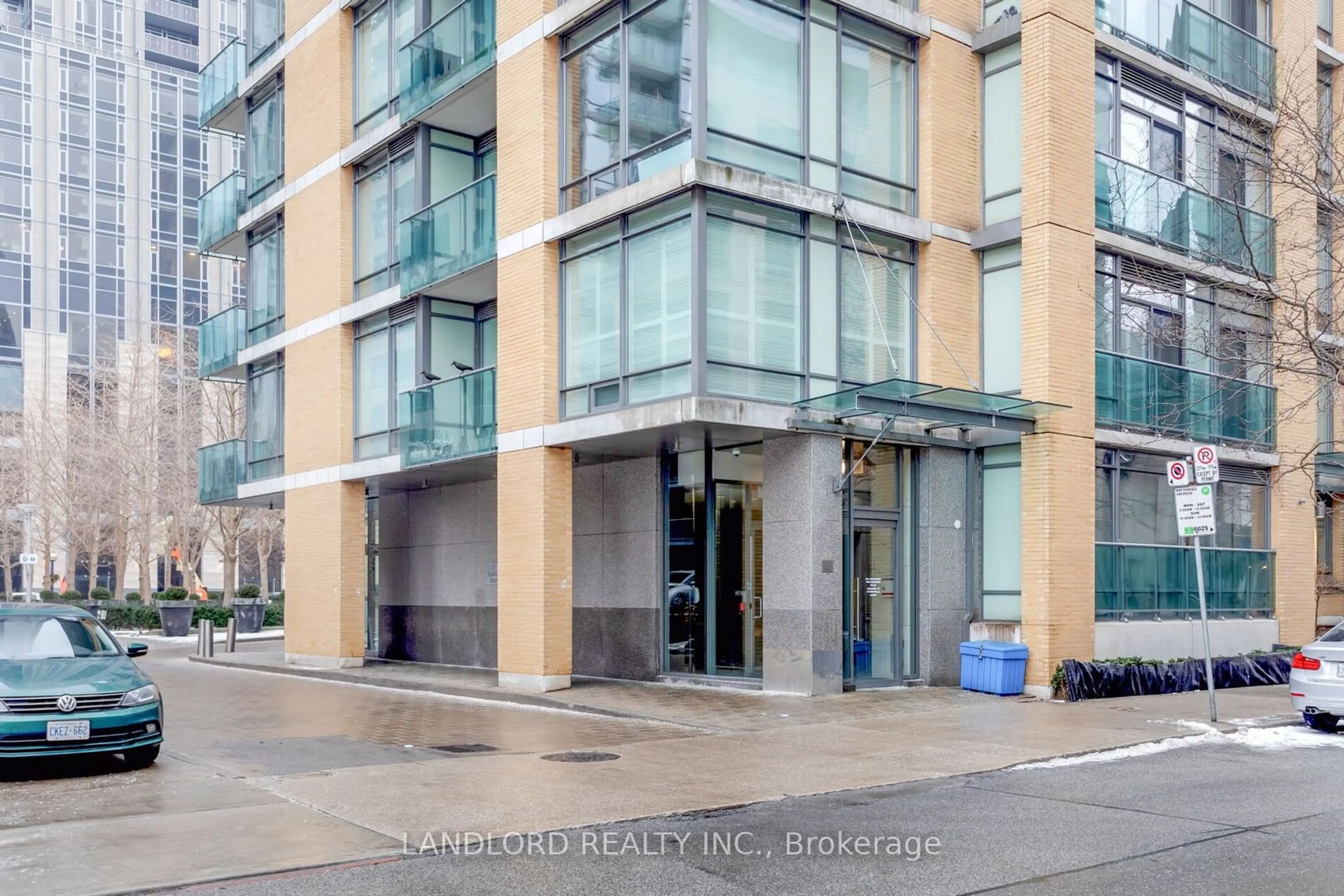 Indoor foyer for 21 Scollard St #209, Toronto Ontario M5R 1G1