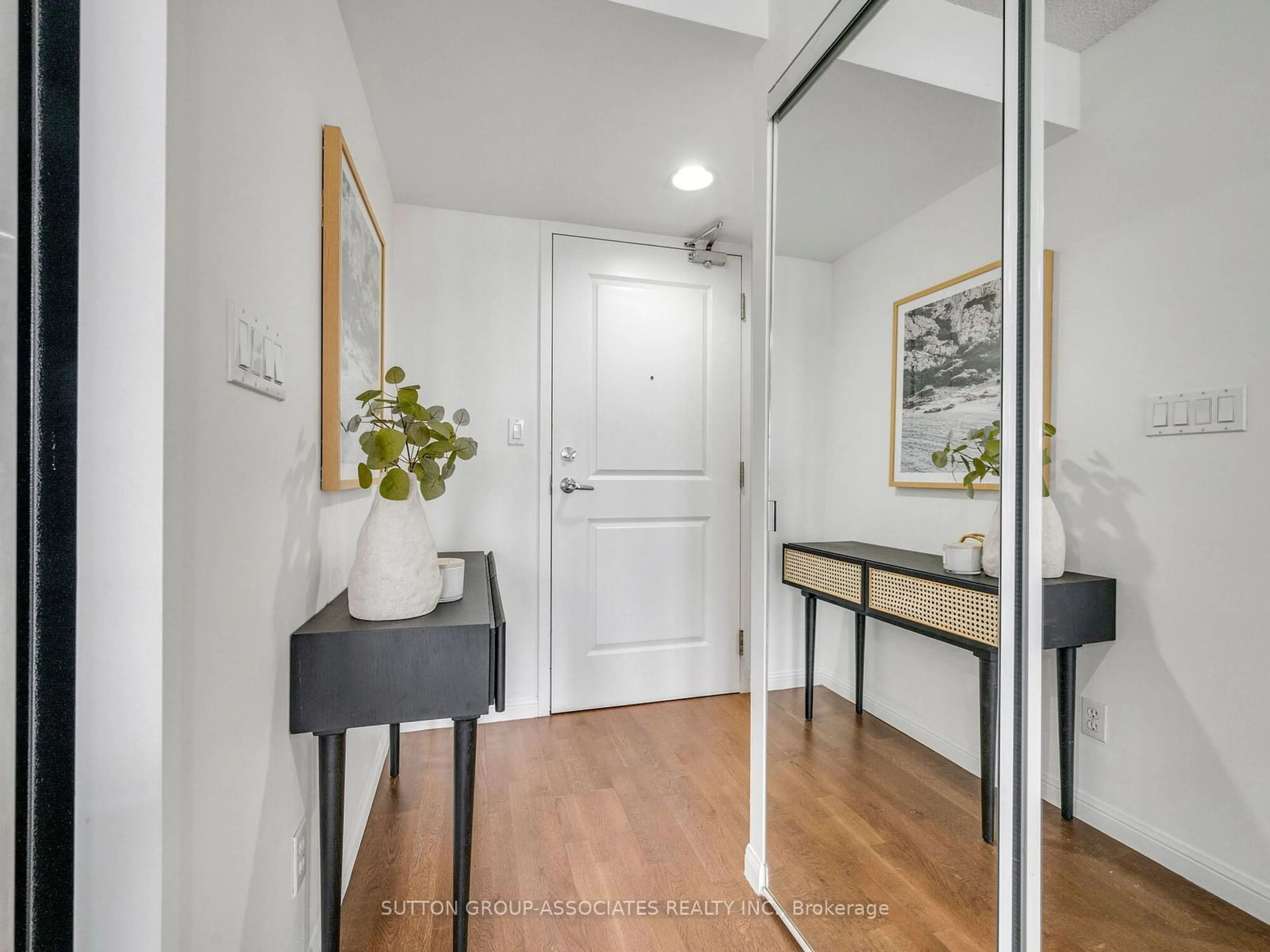 Indoor entryway for 900 Mount Pleasant Rd #320, Toronto Ontario M4P 3J9