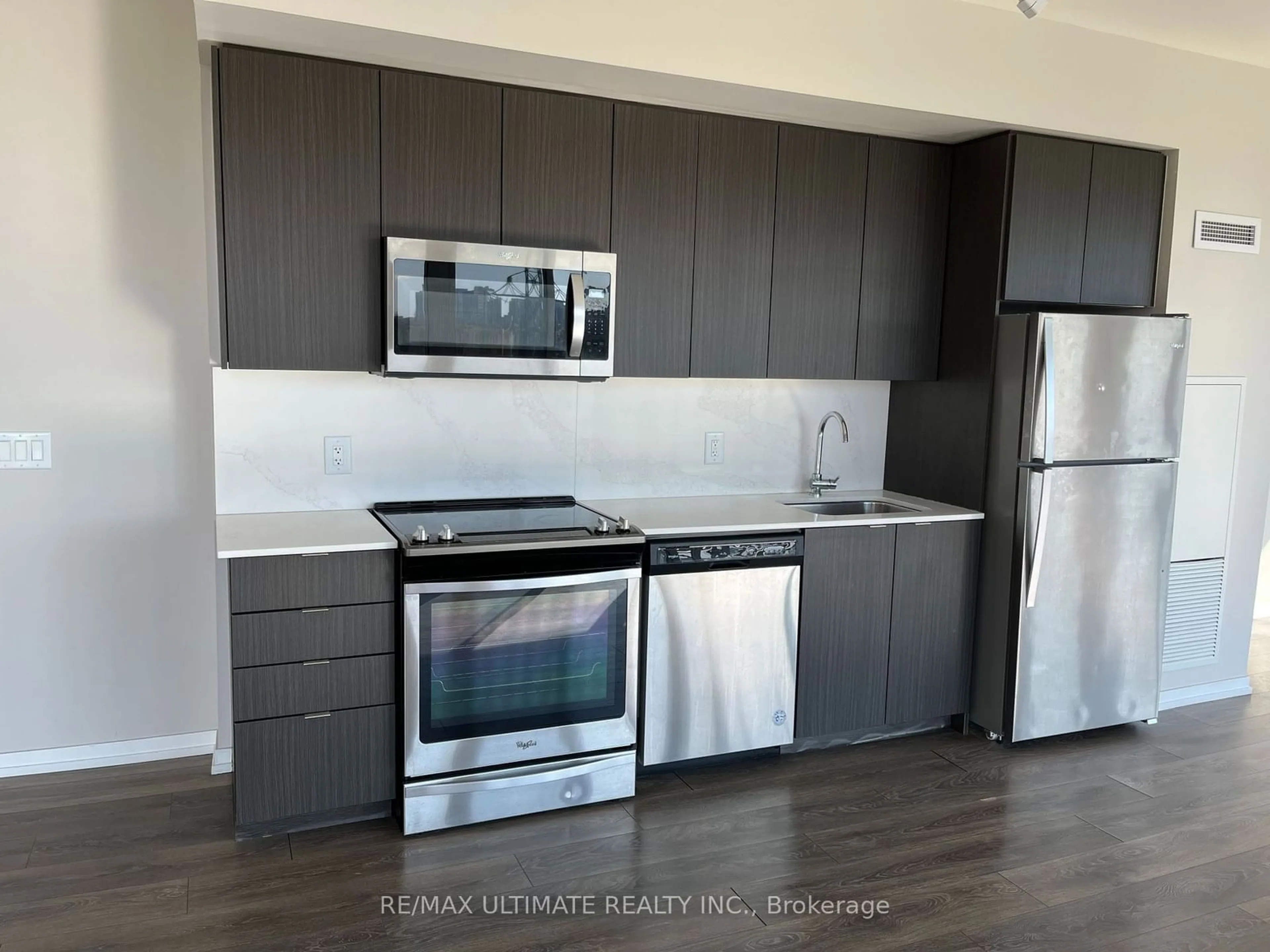 Standard kitchen, wood/laminate floor for 3237 Bayview Ave #1113, Toronto Ontario M2K 0G1