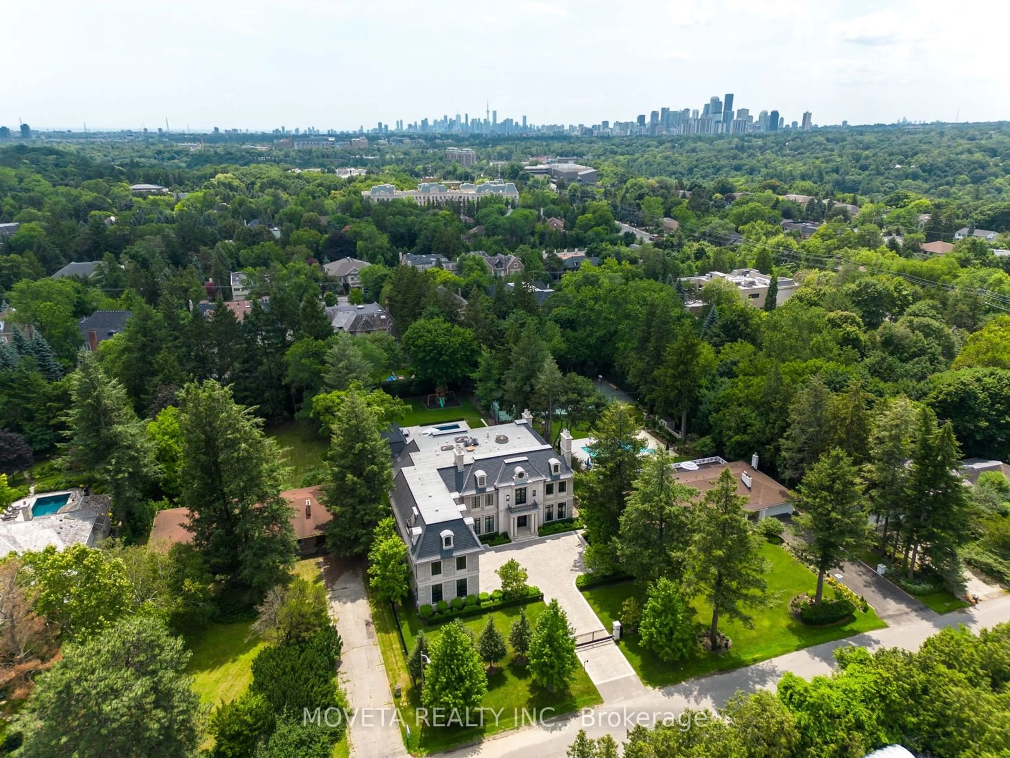 A pic from outside/outdoor area/front of a property/back of a property/a pic from drone, city buildings view from balcony for 19 Country Lane, Toronto Ontario M2L 1E1