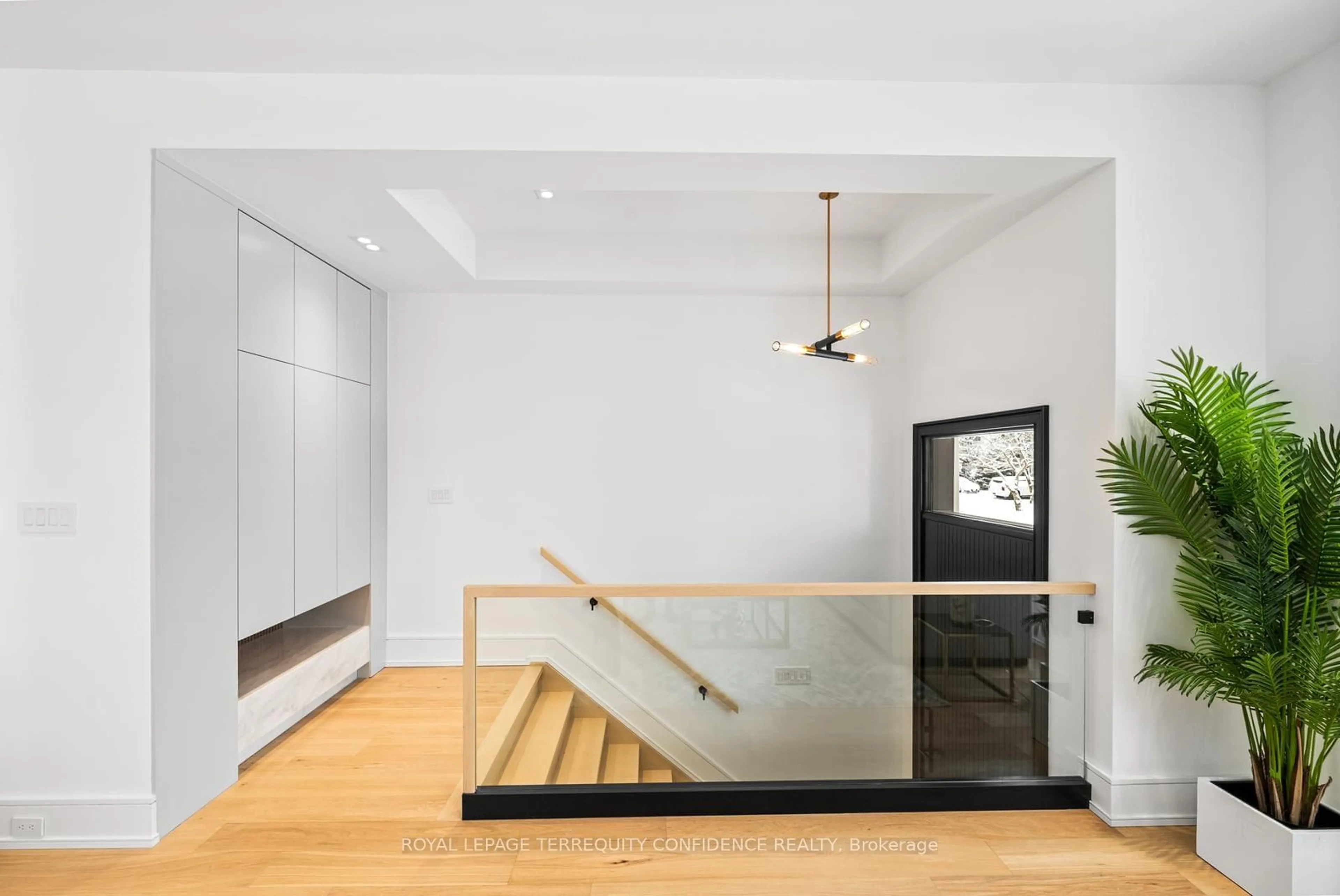 Indoor foyer for 338B Horsham Ave, Toronto Ontario M2R 1G6