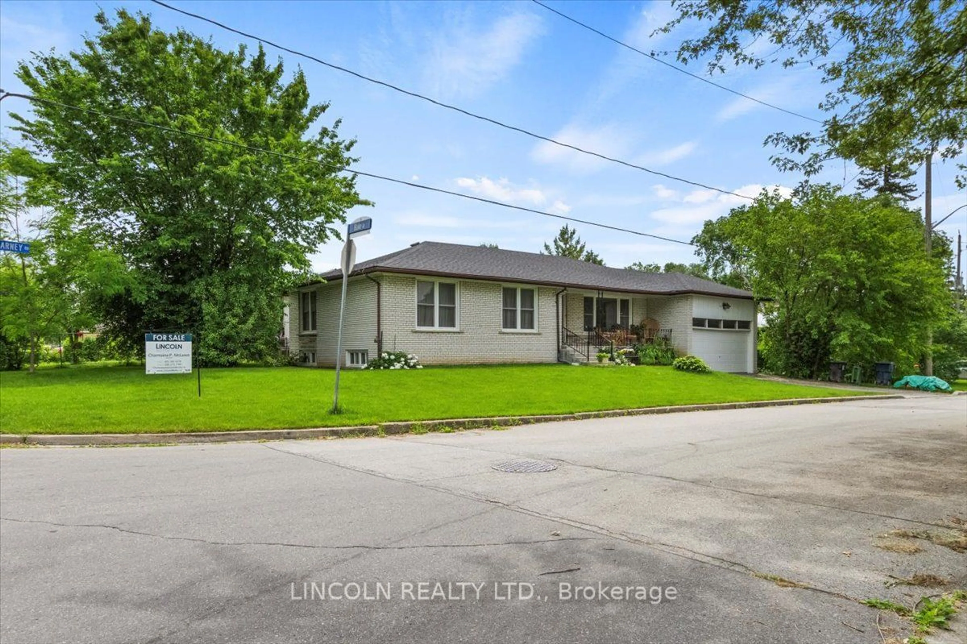 A pic from outside/outdoor area/front of a property/back of a property/a pic from drone, street for 61 Carney Rd, Toronto Ontario M2M 1T3