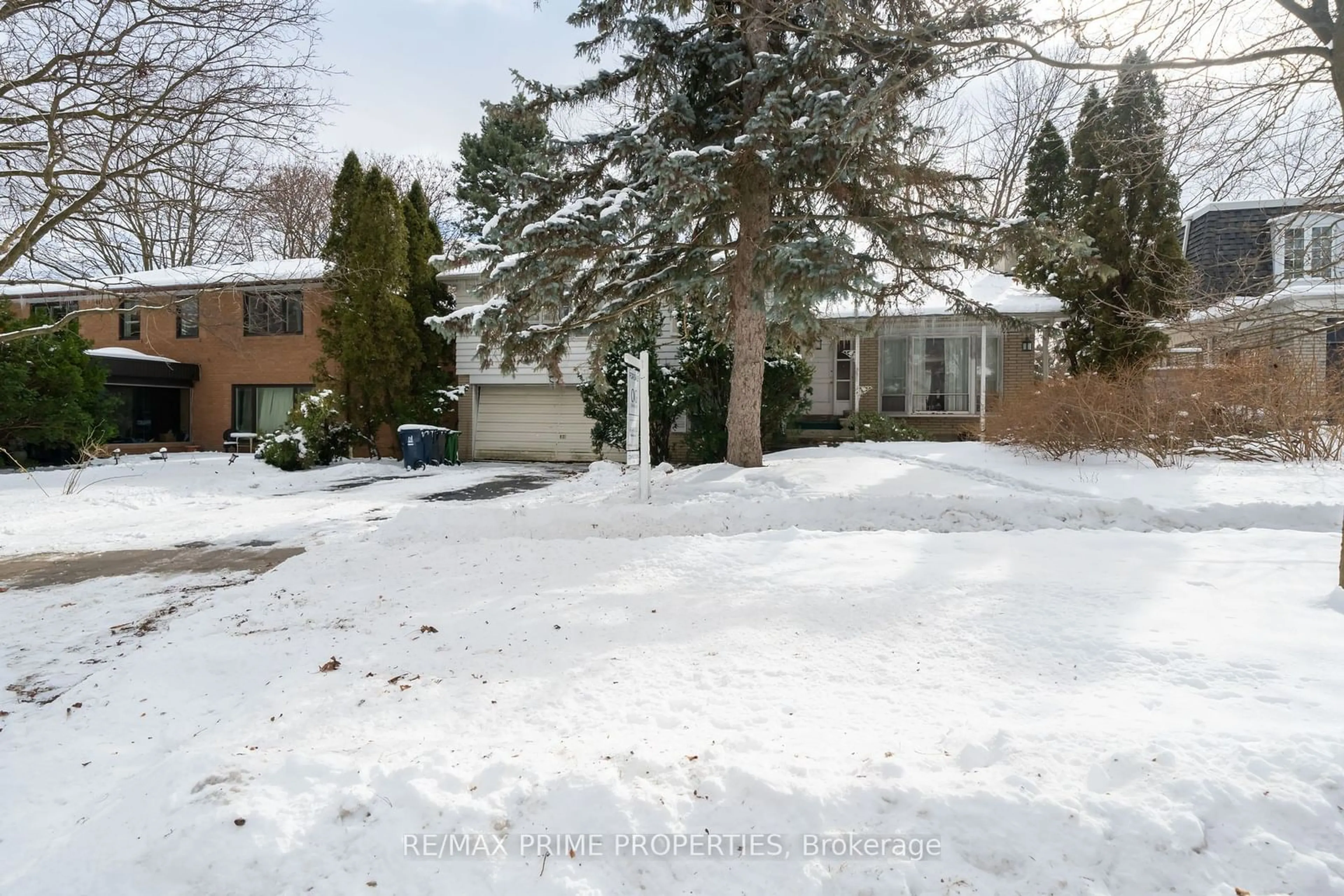 A pic from outside/outdoor area/front of a property/back of a property/a pic from drone, street for 37 Danville Dr, Toronto Ontario M2P 1J2