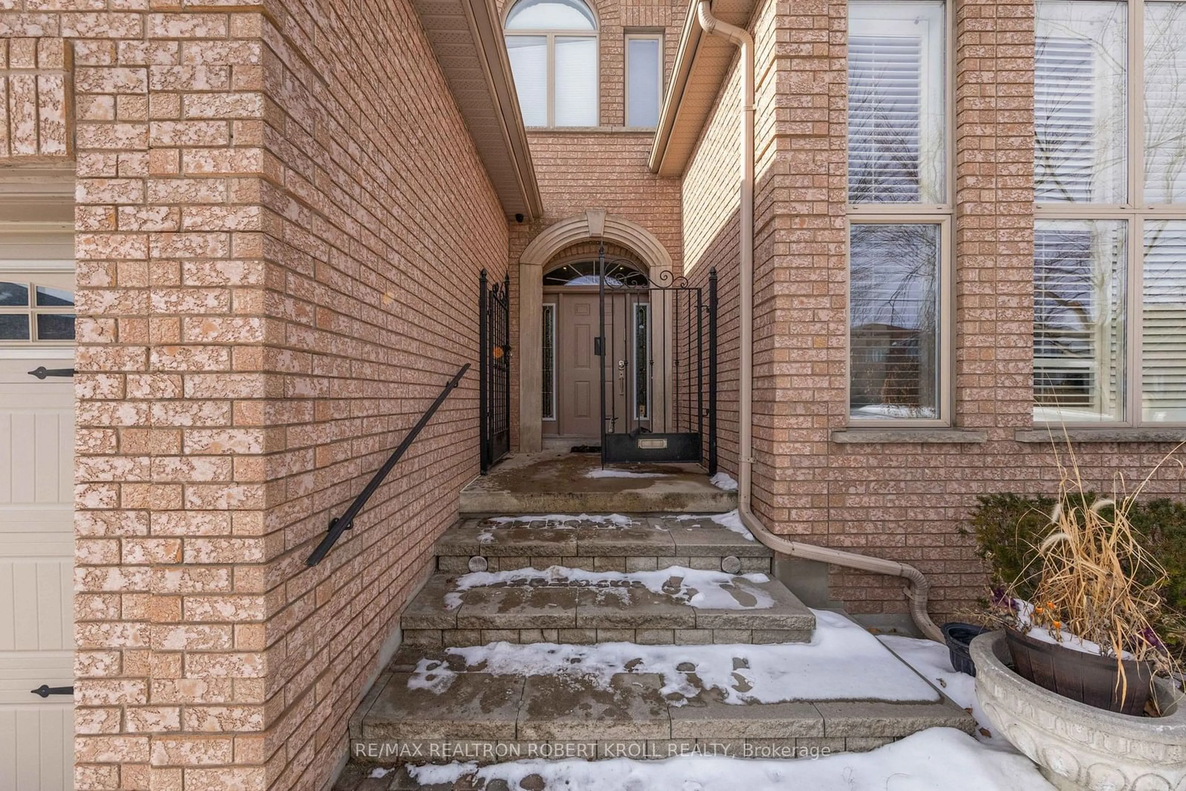 Indoor entryway for 10 Gorman Park Rd, Toronto Ontario M3H 3K4