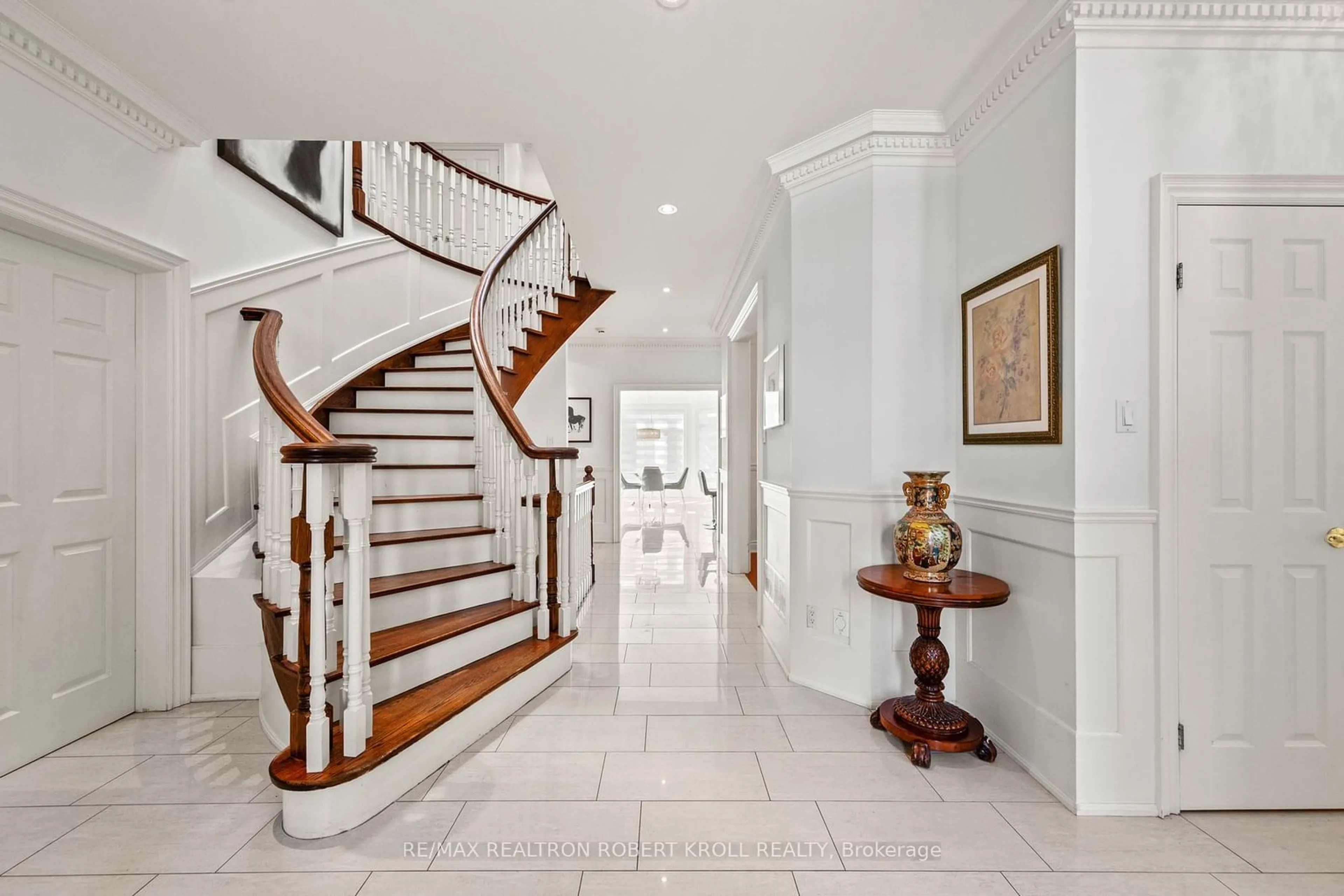 Indoor foyer for 10 Gorman Park Rd, Toronto Ontario M3H 3K4