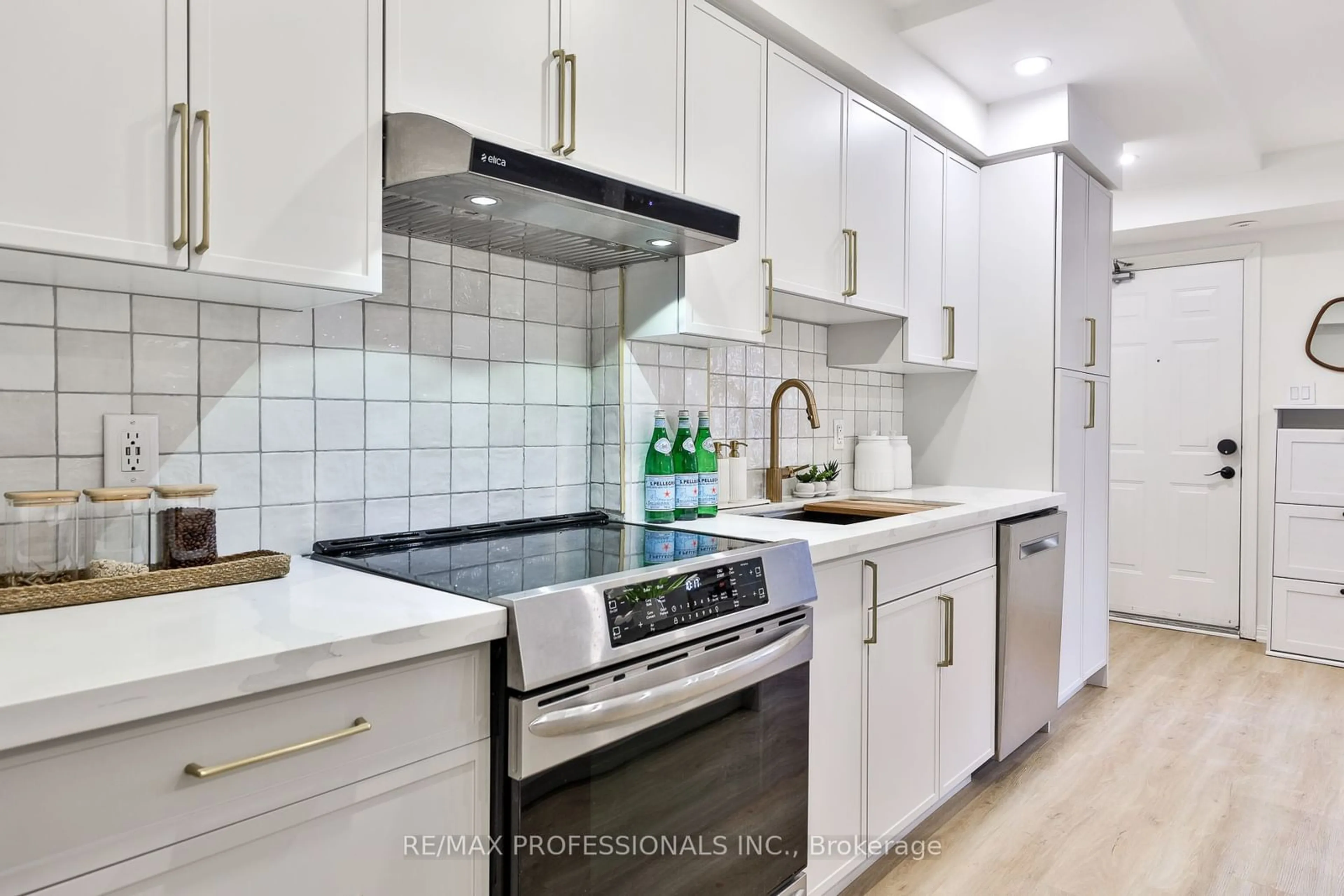 Contemporary kitchen, ceramic/tile floor for 37 Sudbury St #3701, Toronto Ontario M6J 3S7