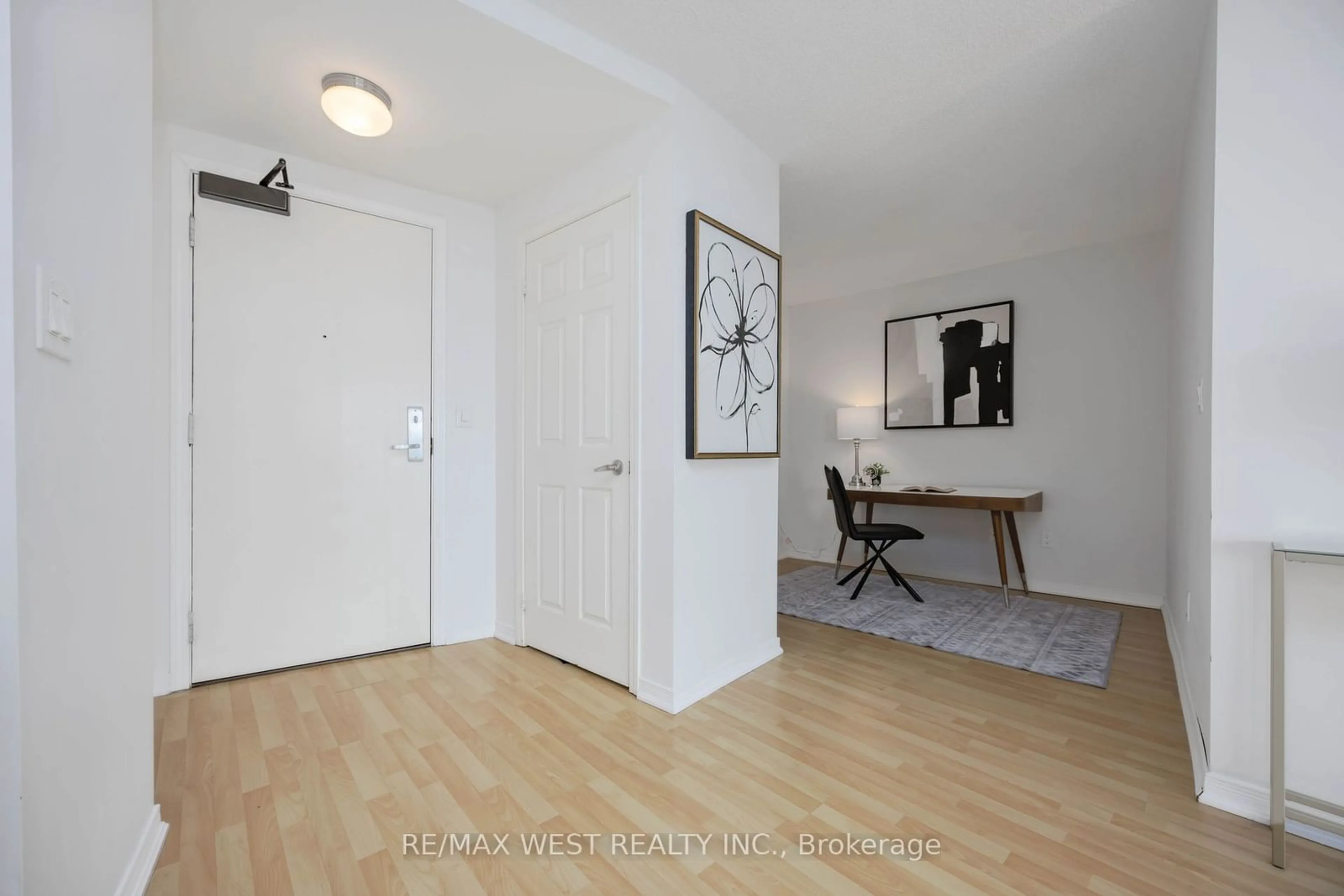 Indoor entryway for 18 Valley Woods Rd #PH104, Toronto Ontario M3A 0A1