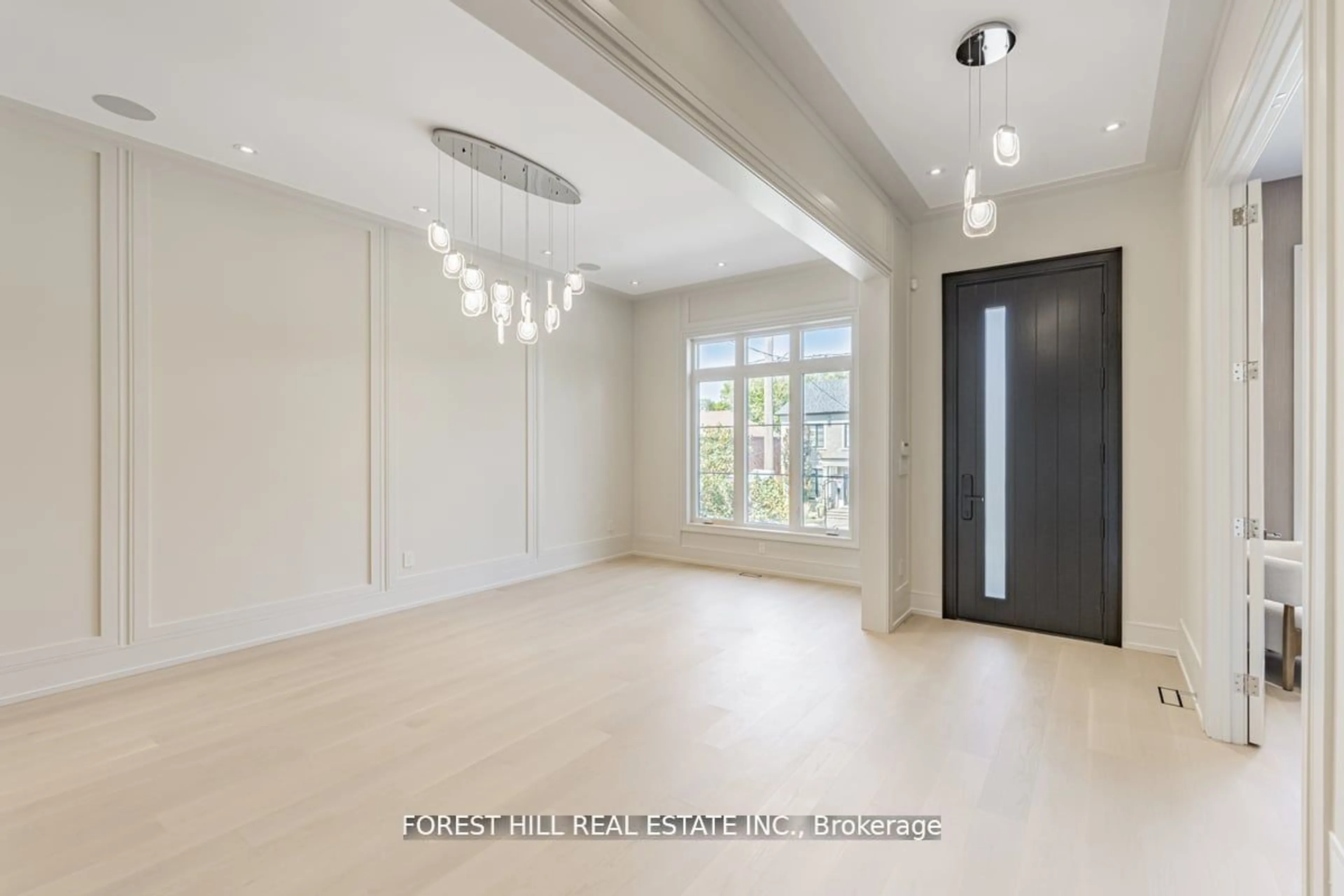 Indoor foyer for 115 Dewbourne Ave, Toronto Ontario M6C 1Y6