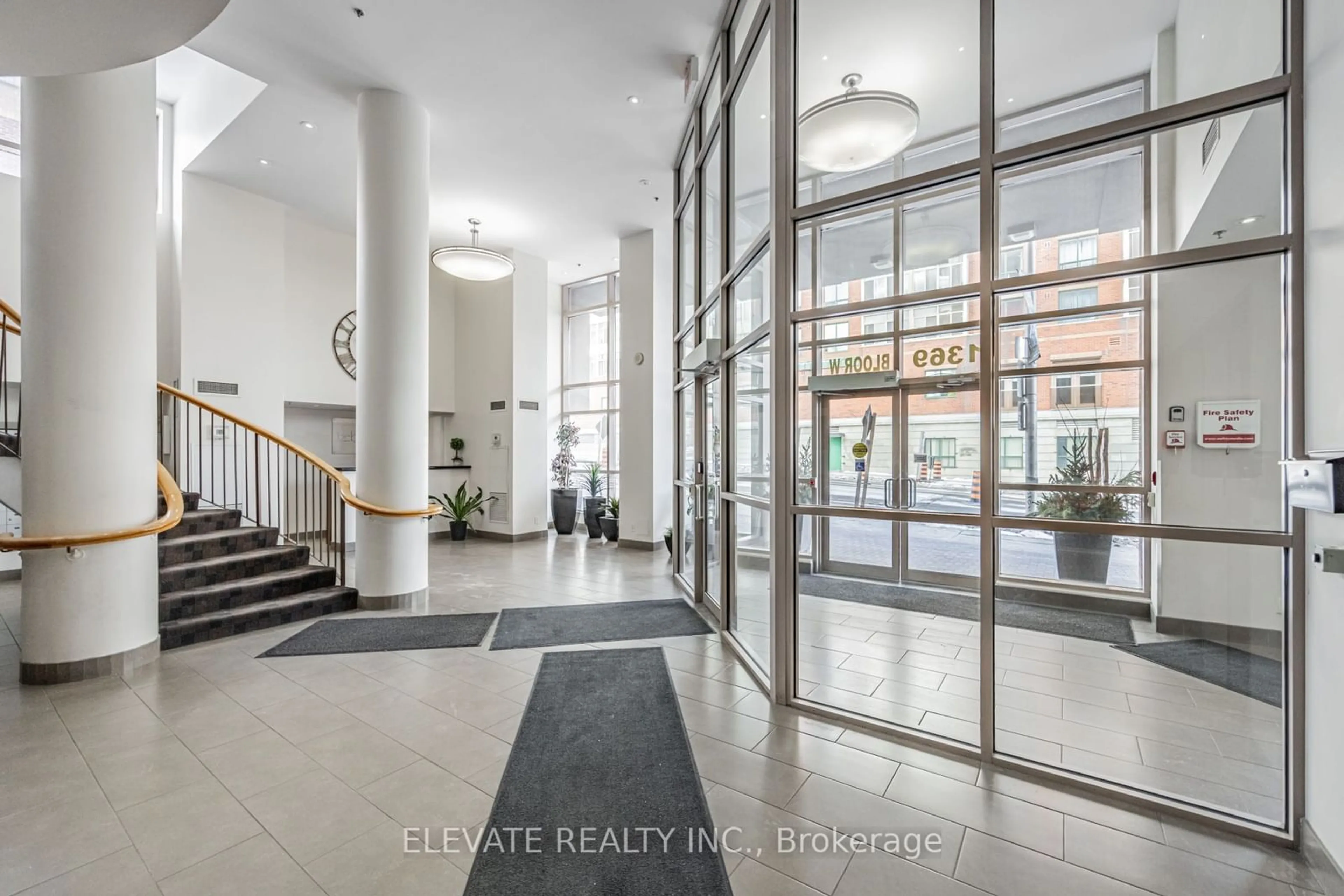 Indoor foyer for 1369 Bloor St #716, Toronto Ontario M6P 4J4