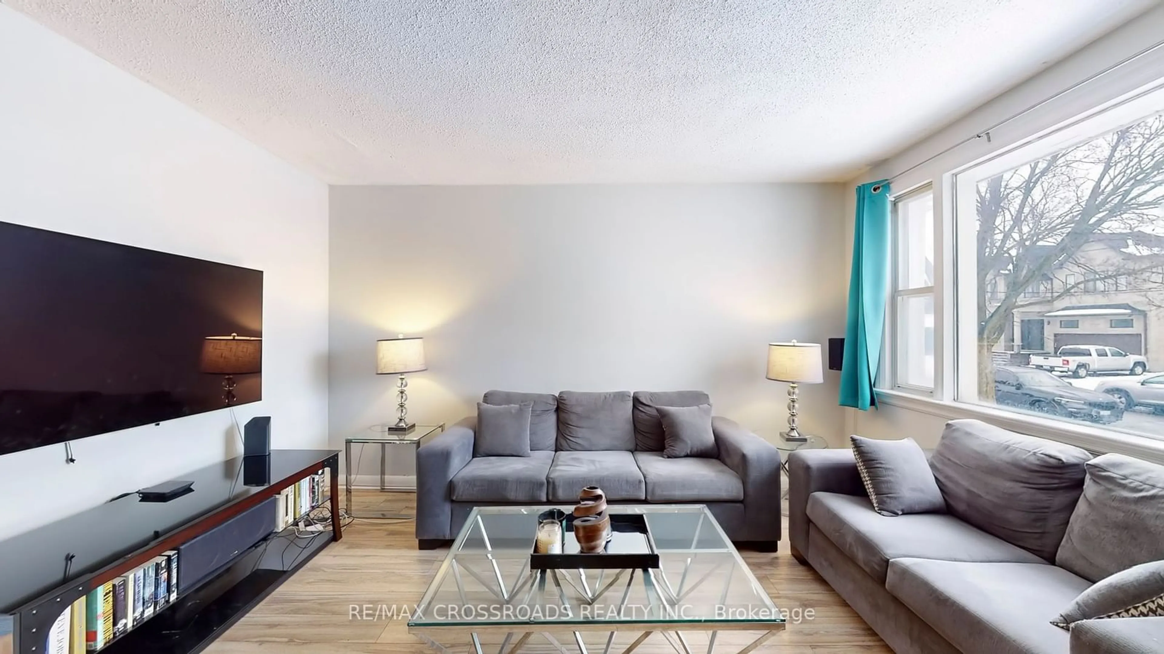 Living room with furniture, wood/laminate floor for 260 Connaught Ave, Toronto Ontario M2M 1H5