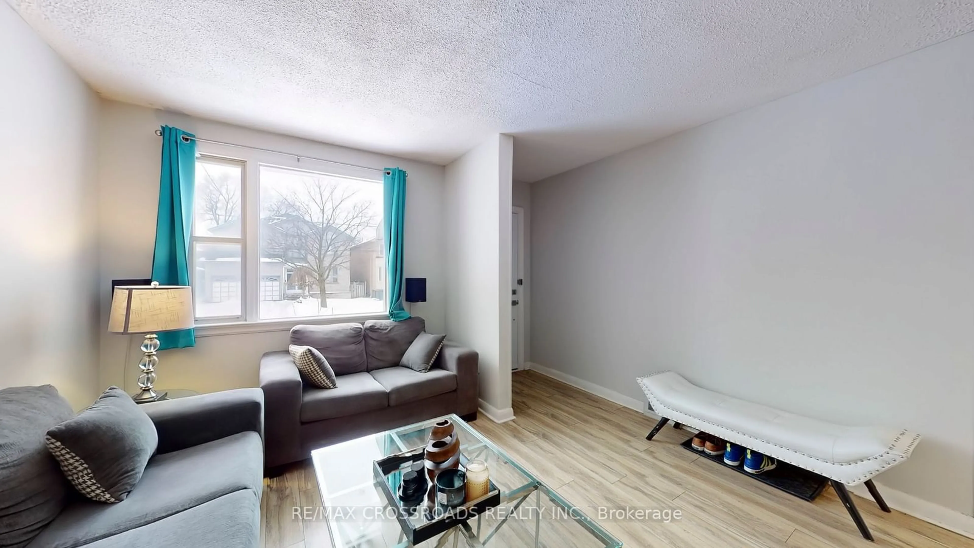 Living room with furniture, wood/laminate floor for 260 Connaught Ave, Toronto Ontario M2M 1H5