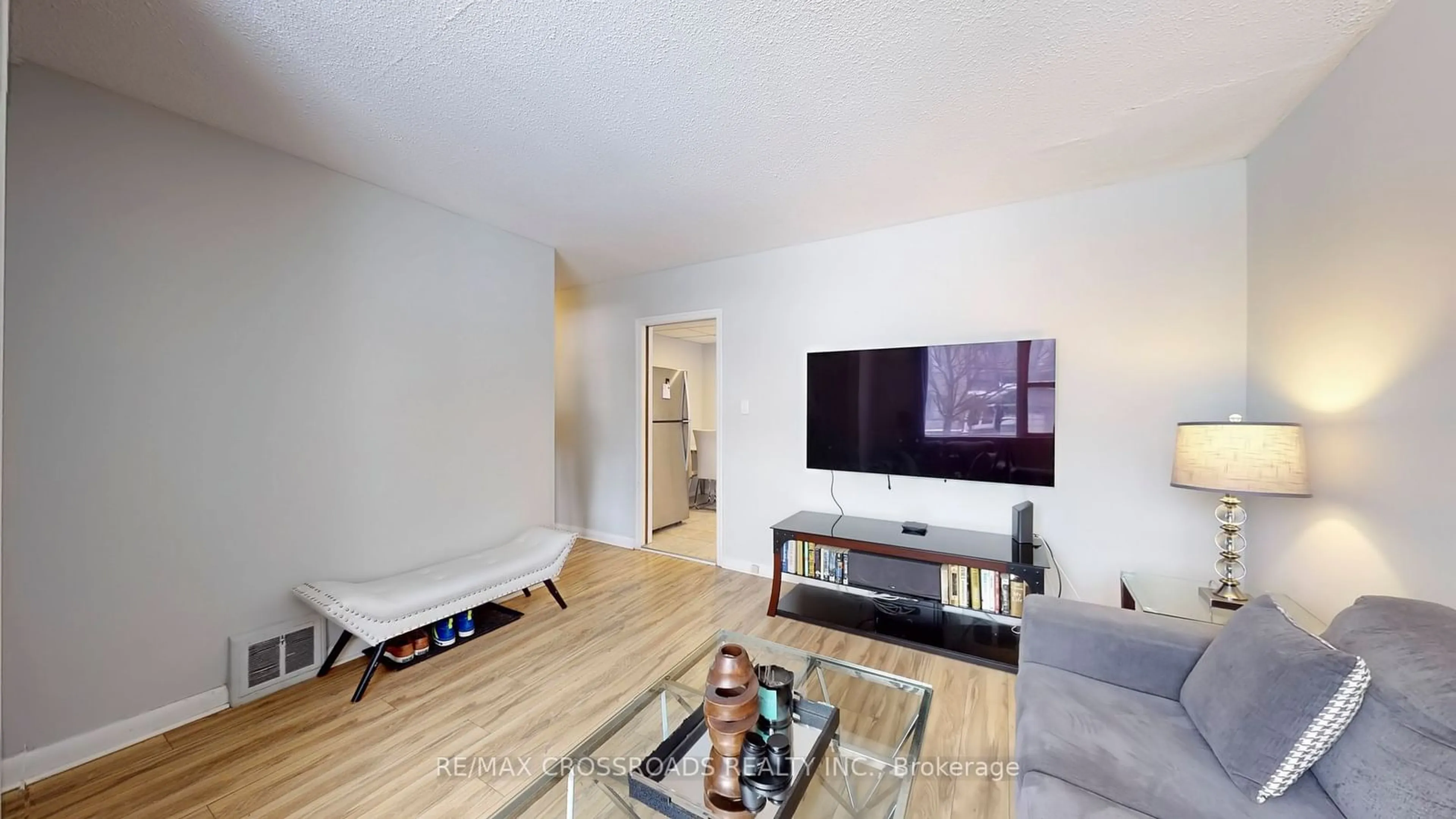 Living room with furniture, wood/laminate floor for 260 Connaught Ave, Toronto Ontario M2M 1H5