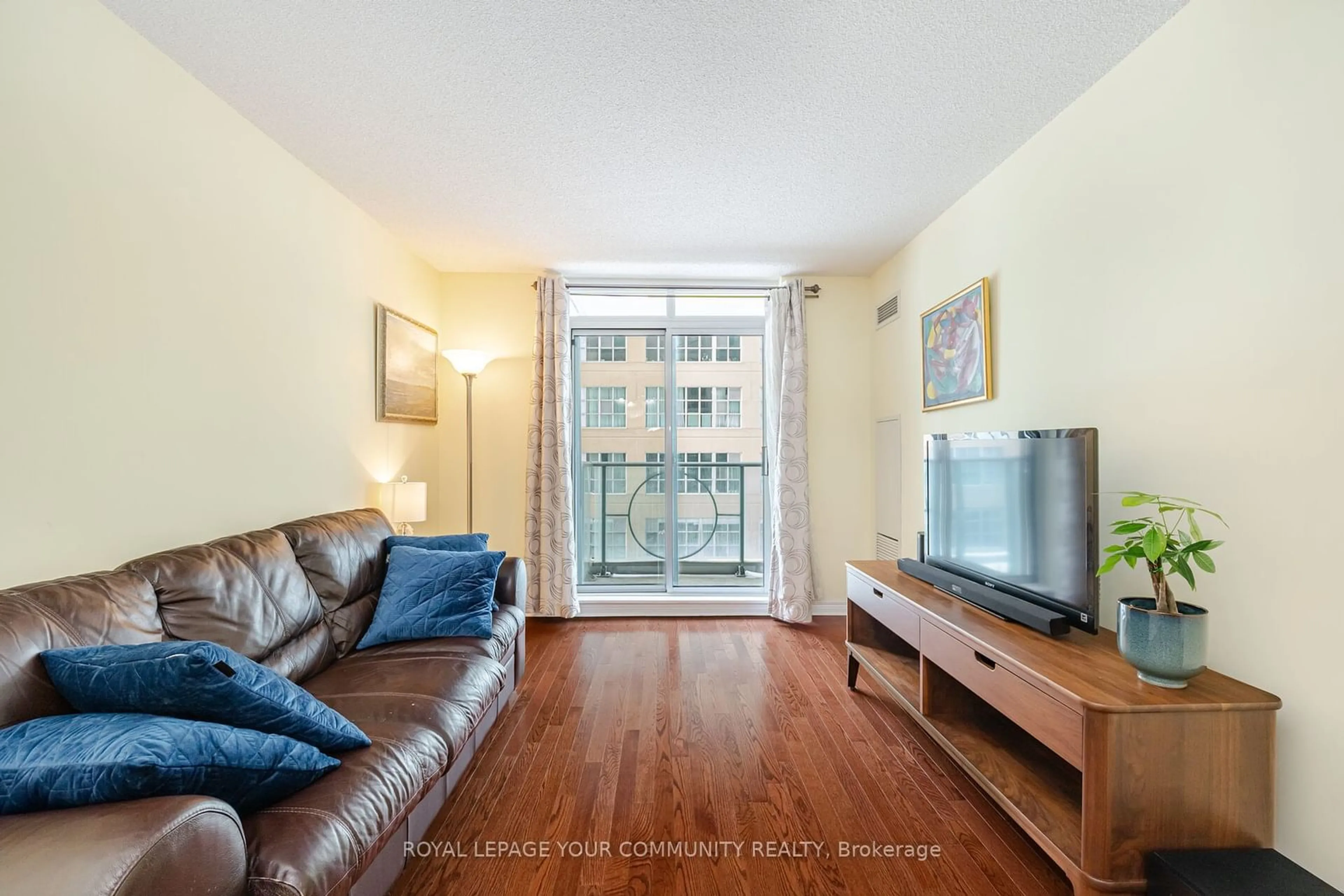 Living room with furniture, wood/laminate floor for 212 Eglinton Ave #506, Toronto Ontario M4P 0A3