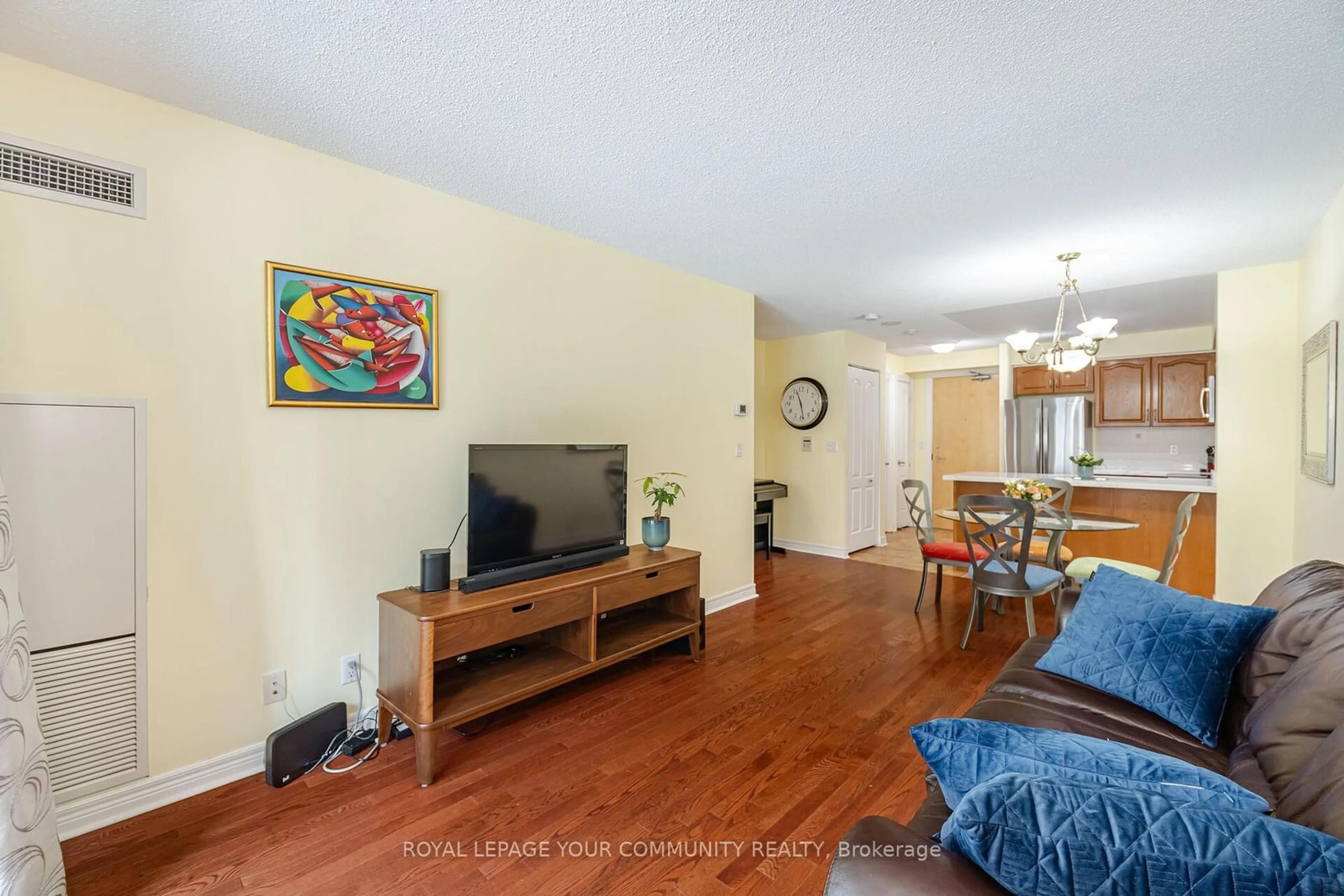 Living room with furniture, wood/laminate floor for 212 Eglinton Ave #506, Toronto Ontario M4P 0A3