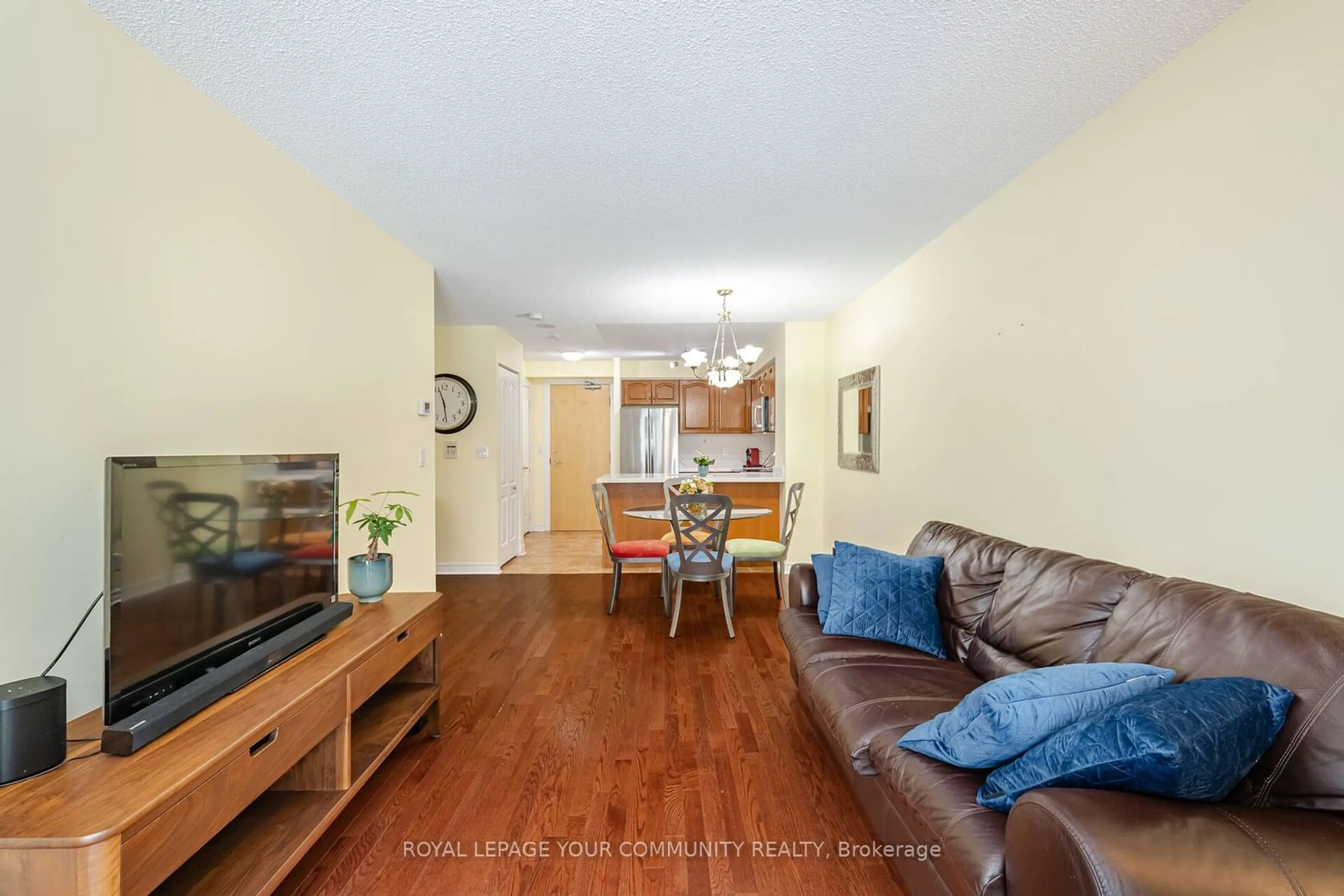 Living room with furniture, wood/laminate floor for 212 Eglinton Ave #506, Toronto Ontario M4P 0A3