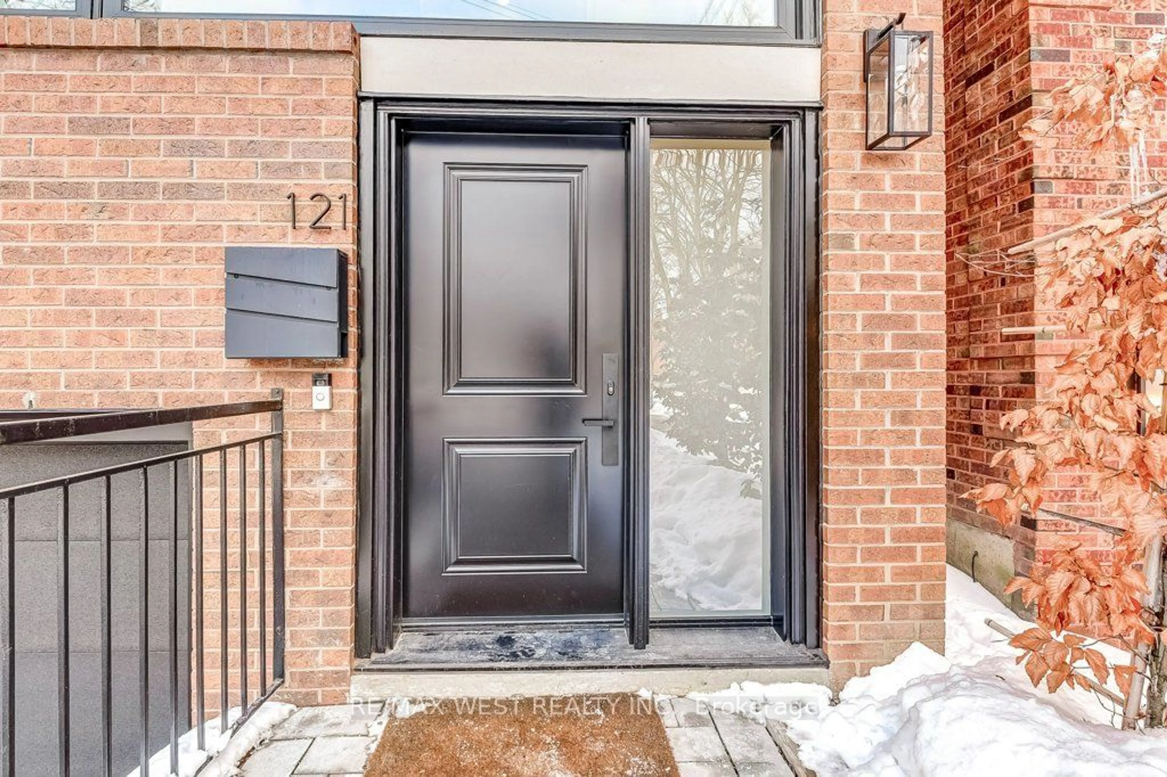 Indoor entryway for 121 Birch Ave, Toronto Ontario M4V 1E3