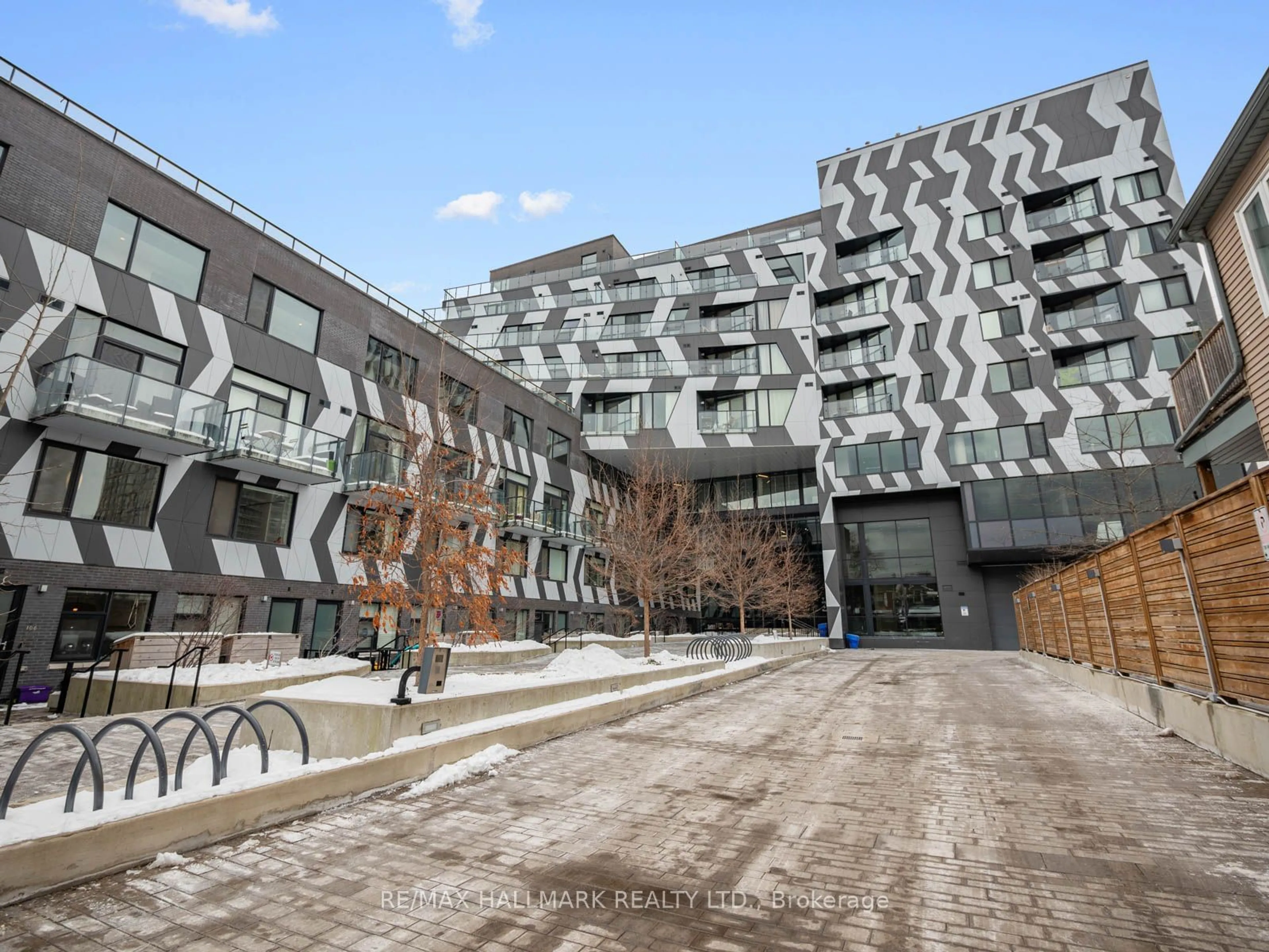 Patio, building for 138 St. Helens Ave #605, Toronto Ontario M6H 0B8