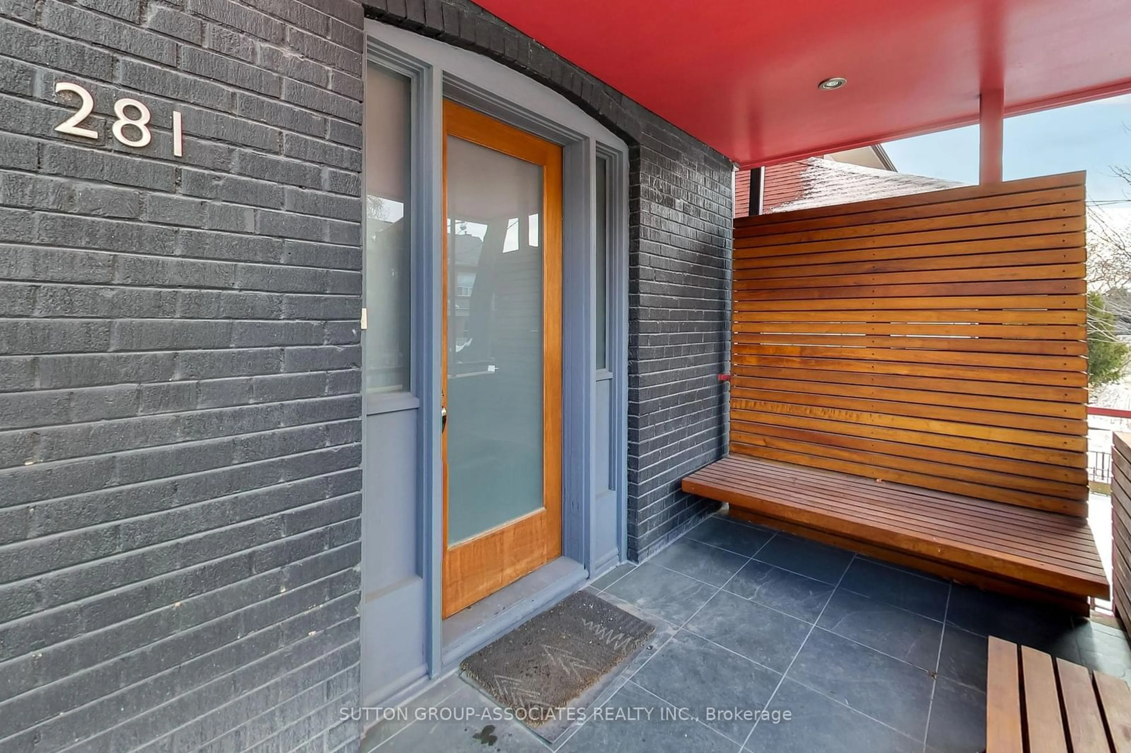 Indoor entryway for 281 Montrose Ave, Toronto Ontario M6G 3G6