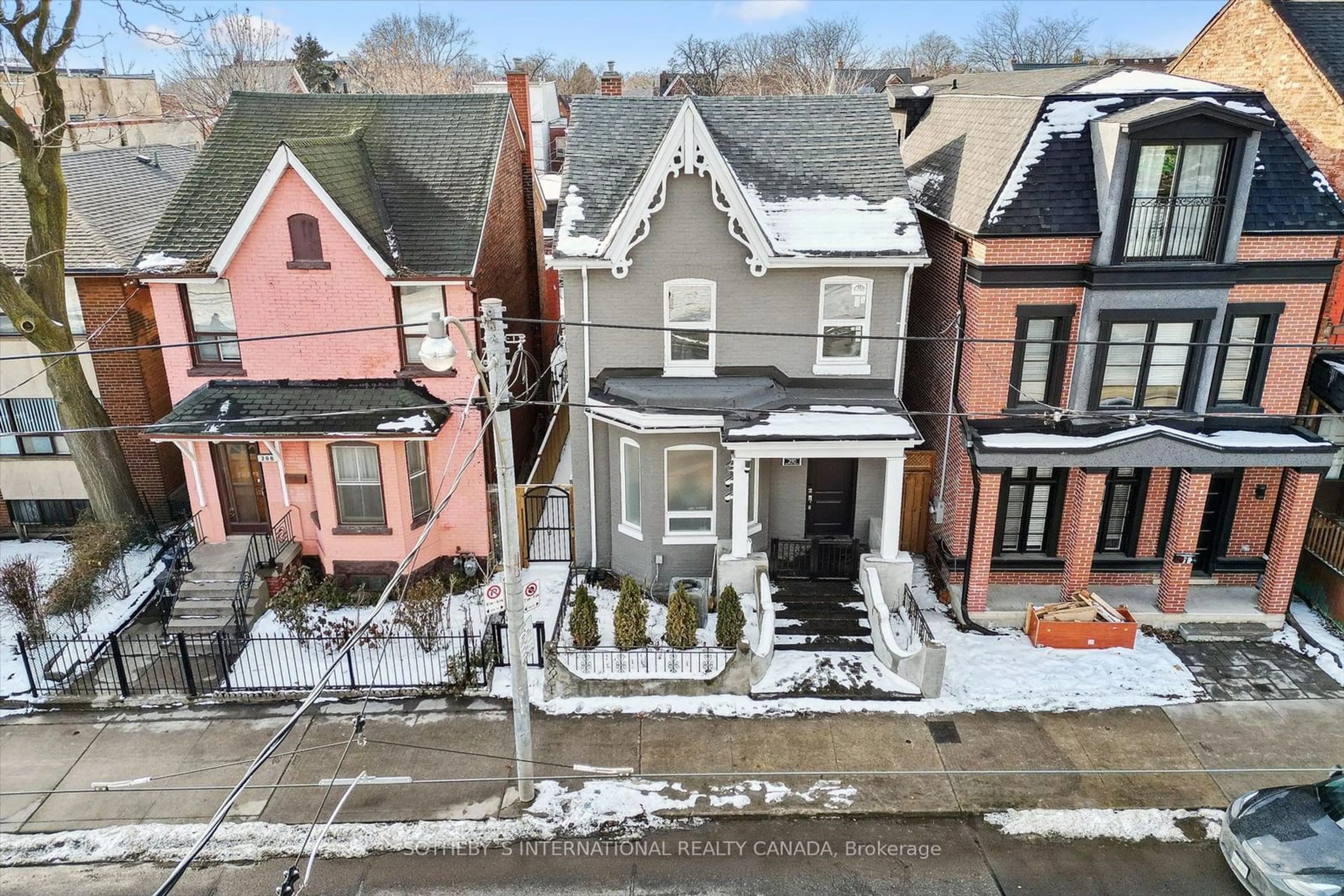 A pic from outside/outdoor area/front of a property/back of a property/a pic from drone, street for 290 Bathurst St, Toronto Ontario M5T 2S3