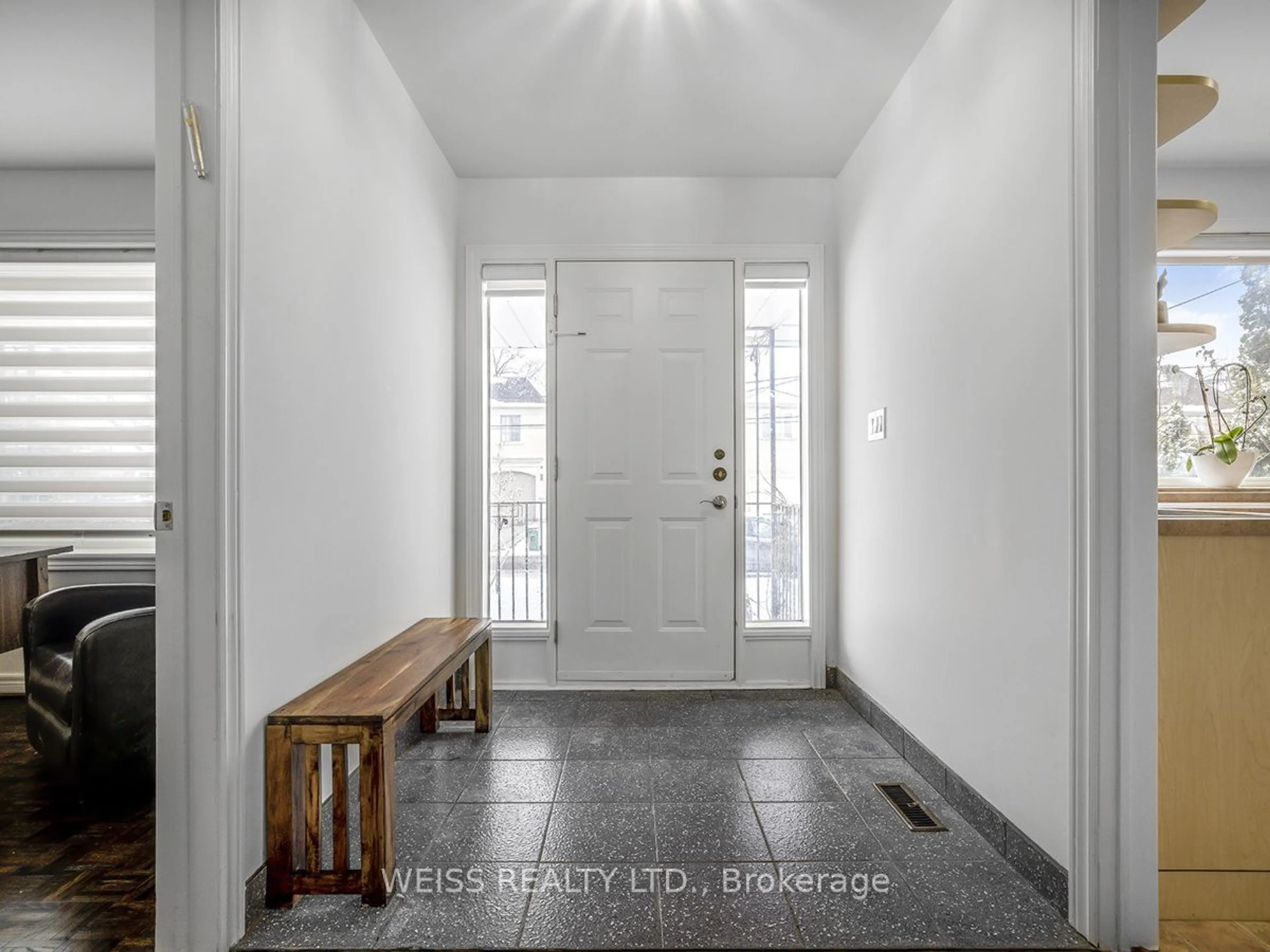 Indoor entryway for 98 Frontenac Ave, Toronto Ontario M5N 1Z9